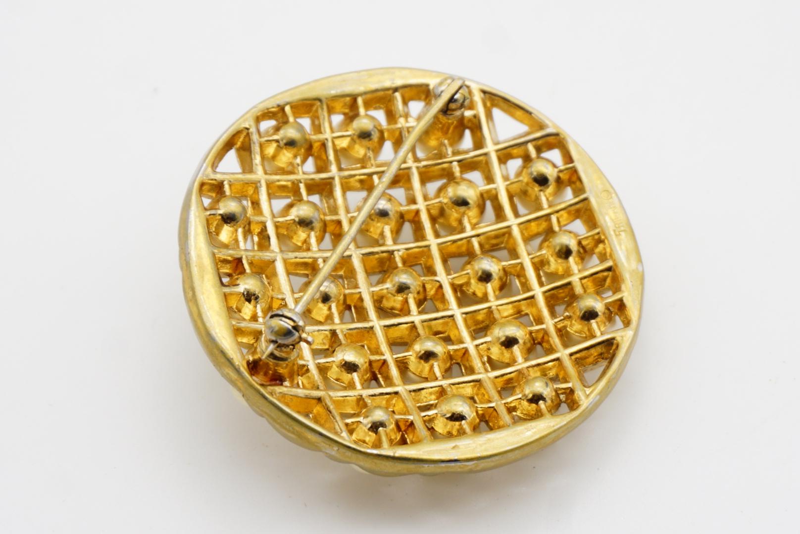 Crown Trifari 1950 White Pearls Openwork Criss Cross Round Circle Chunky Brooch For Sale 7