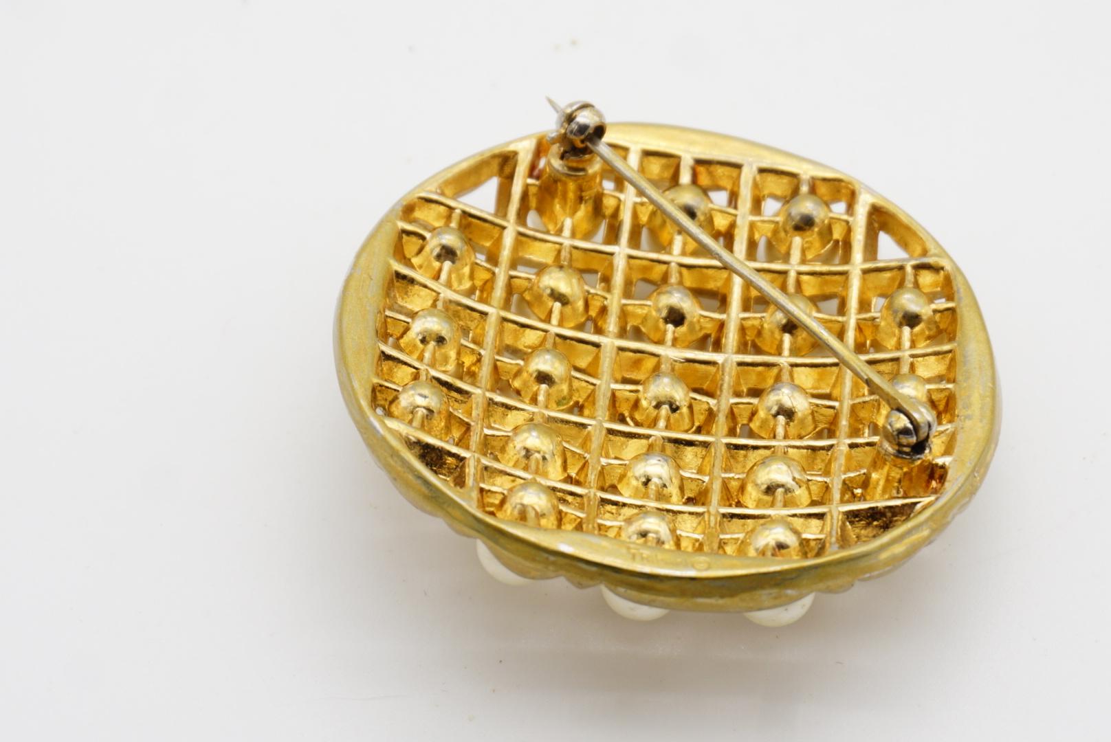 Crown Trifari 1950 White Pearls Openwork Criss Cross Round Circle Chunky Brooch For Sale 8
