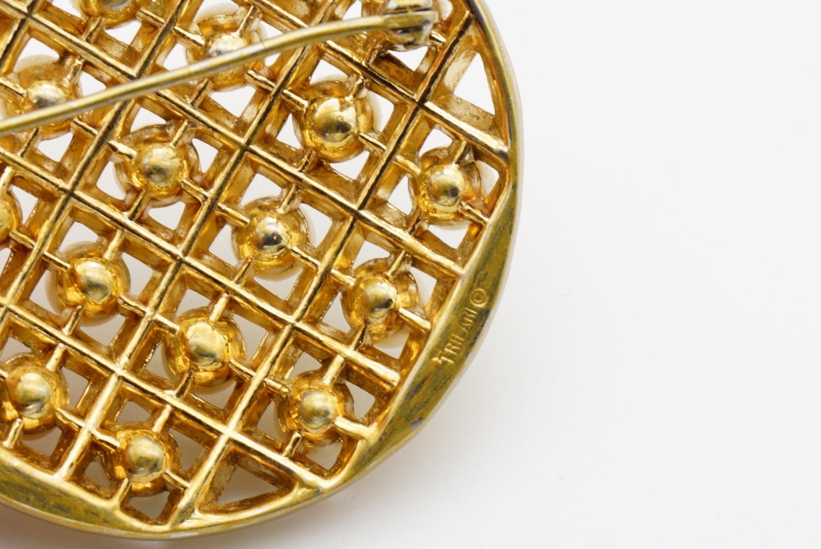 Crown Trifari 1950 White Pearls Openwork Criss Cross Round Circle Chunky Brooch For Sale 9