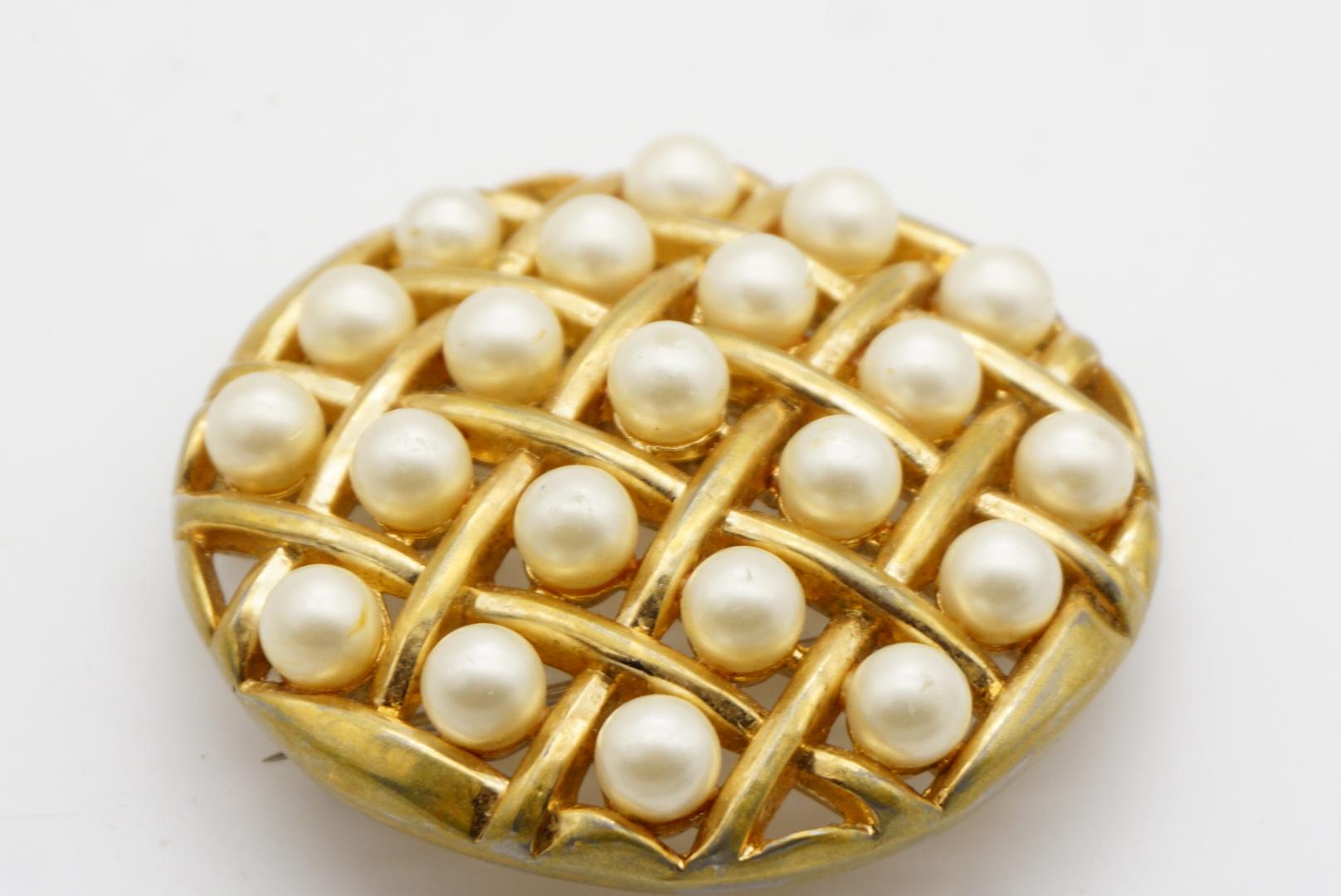 Crown Trifari 1950 White Pearls Openwork Criss Cross Round Circle Chunky Brooch For Sale 10