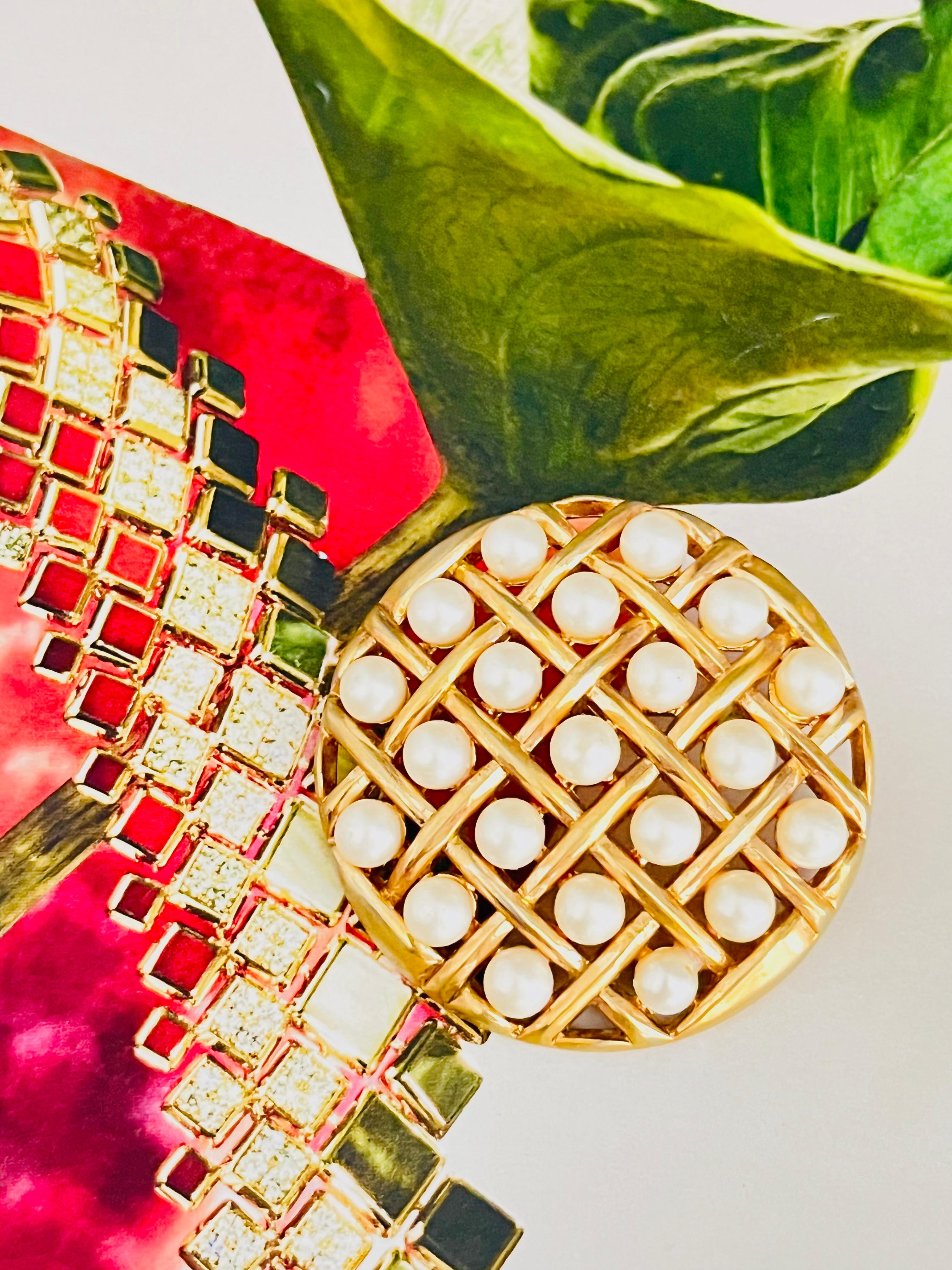 Corona Trifari 1950 Unisex Perle Bianche Traforate Criss Cross Cerchio Rotondo Disco Spilla Eleg, Tono Oro

Ottime condizioni, alcune leggere perdite di colore o graffi, ma sempre bello e bello da indossare. 100% autentico. 

Una spilla molto bella,