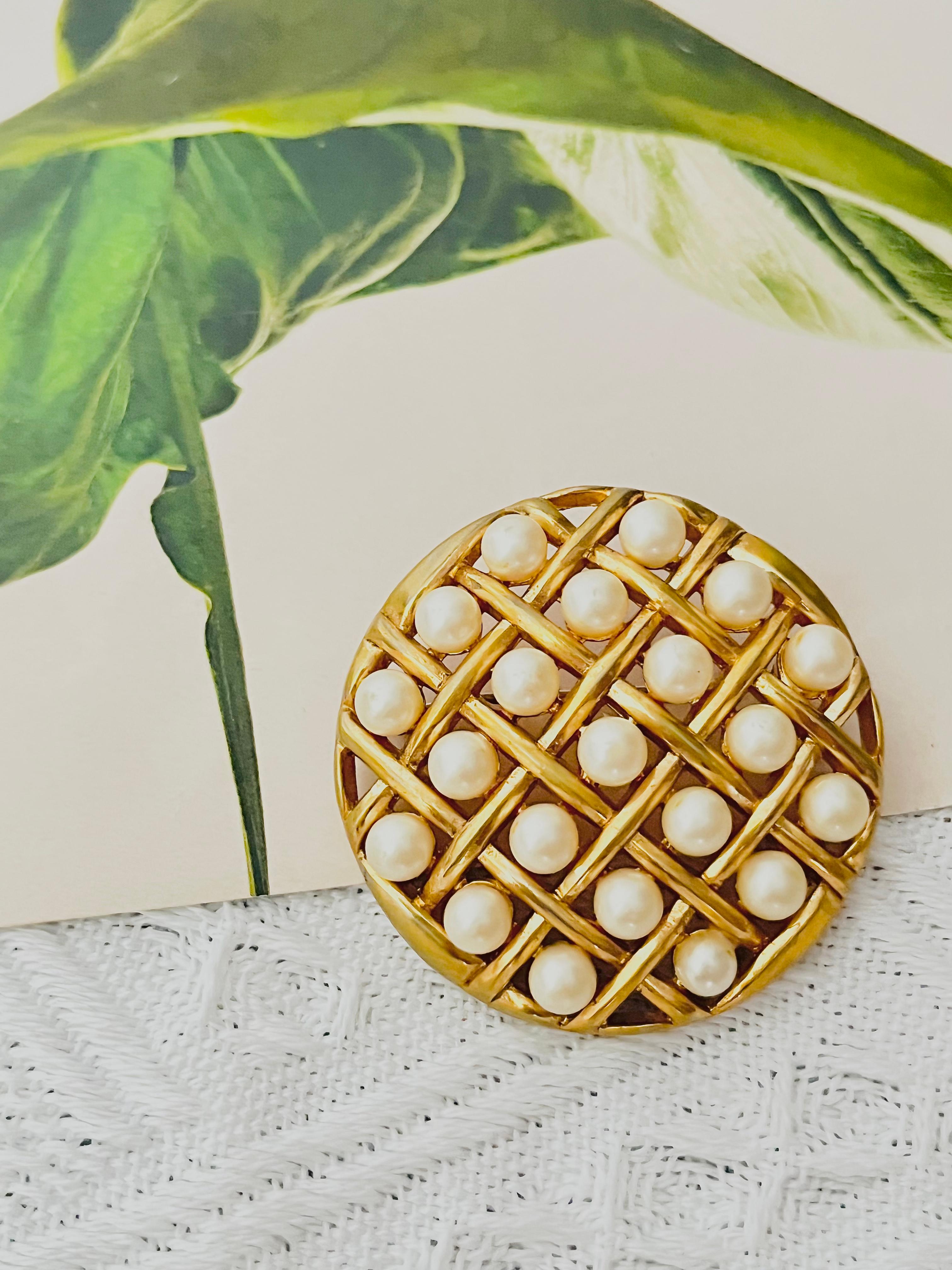 Crown Trifari 1950 White Pearls Openwork Criss Cross Round Circle Chunky Brooch In Good Condition For Sale In Wokingham, England