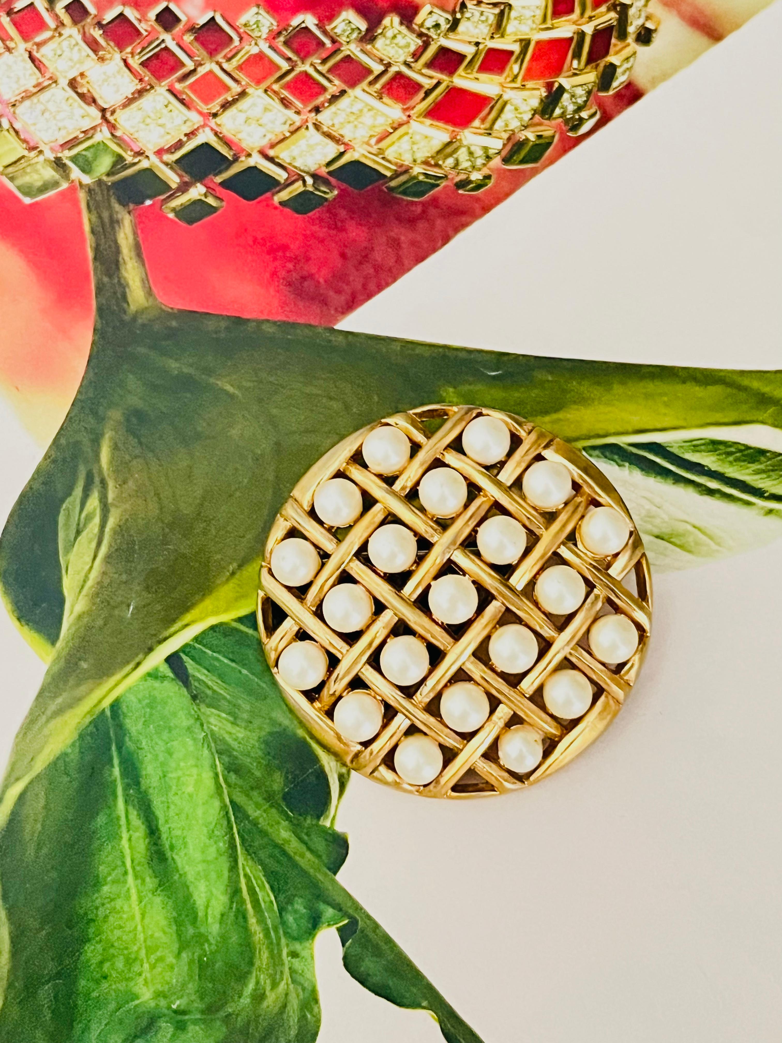 Women's or Men's Crown Trifari 1950 White Pearls Openwork Criss Cross Round Circle Chunky Brooch For Sale