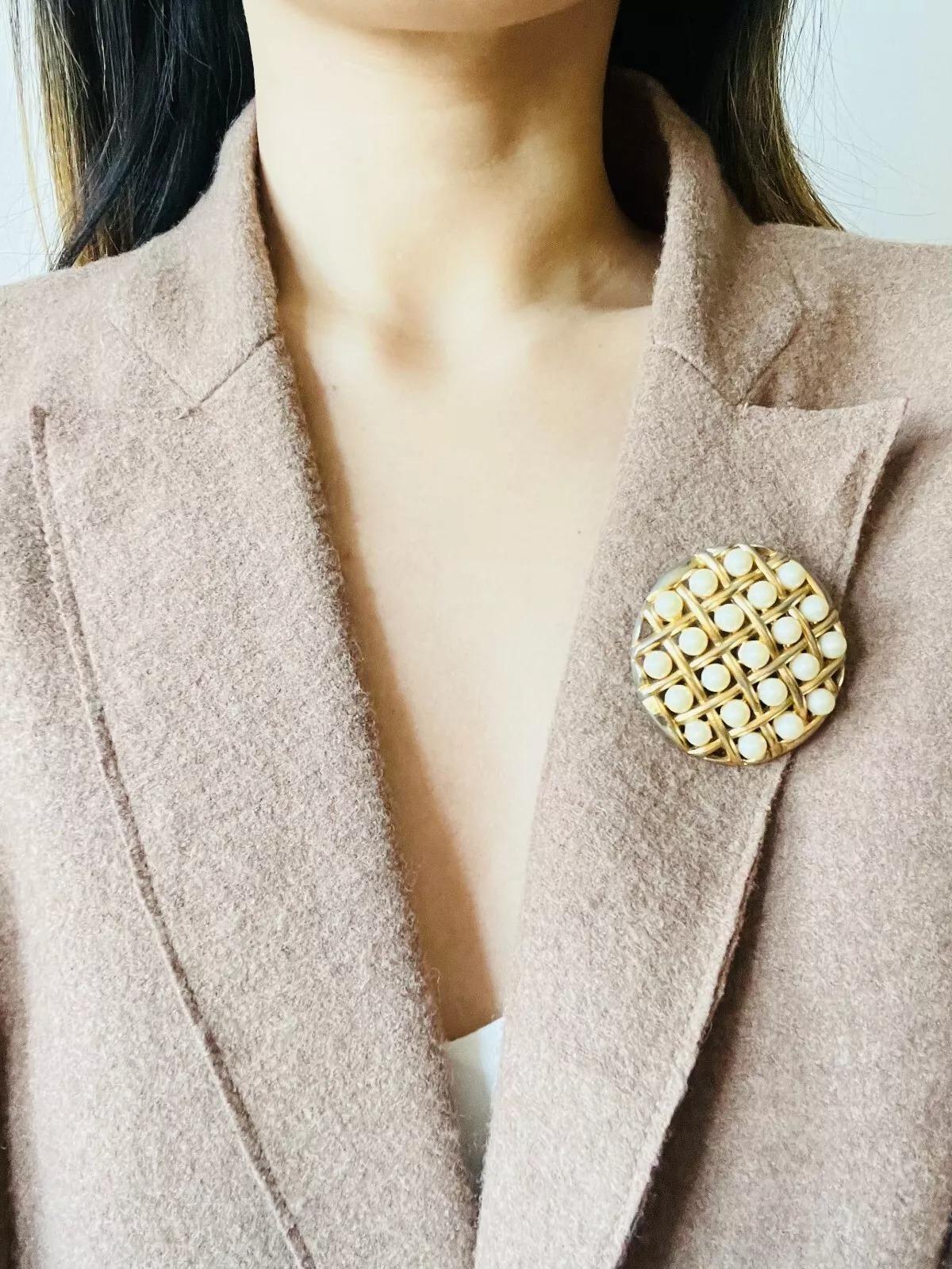 Crown Trifari 1950 White Pearls Openwork Criss Cross Round Circle Chunky Brooch For Sale 1