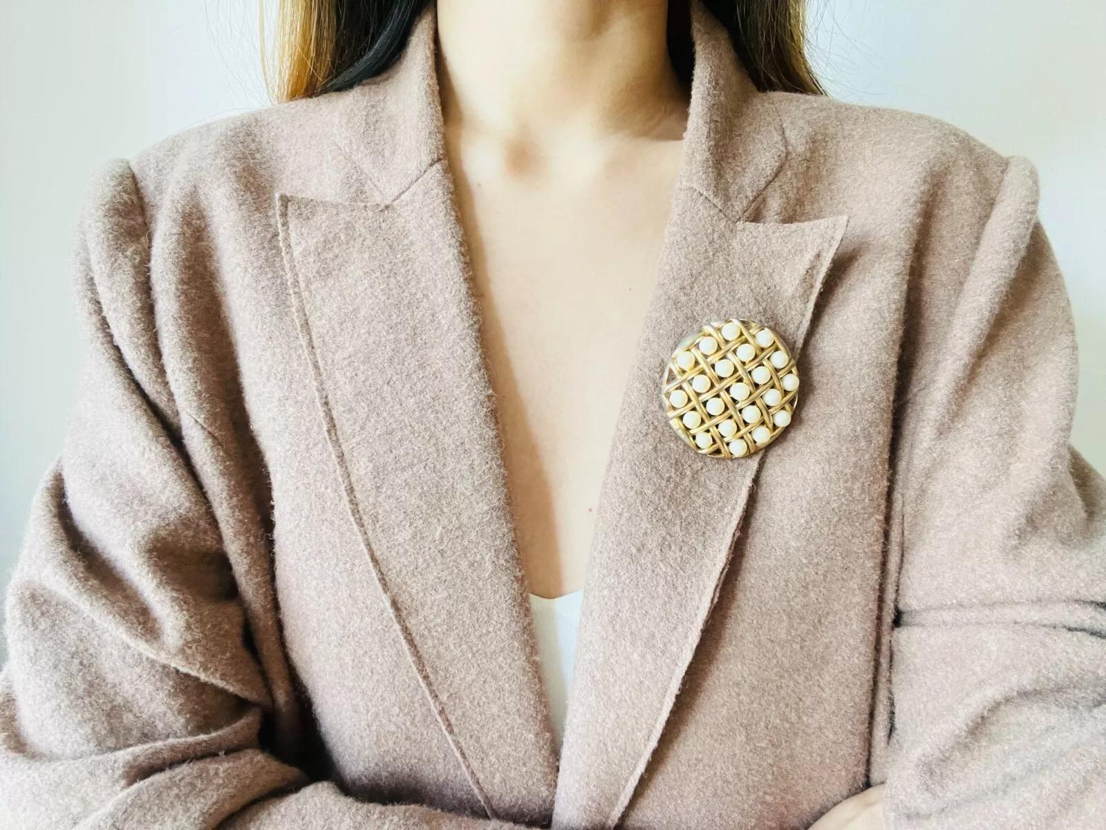 Crown Trifari 1950 White Pearls Openwork Criss Cross Round Circle Chunky Brooch For Sale 2