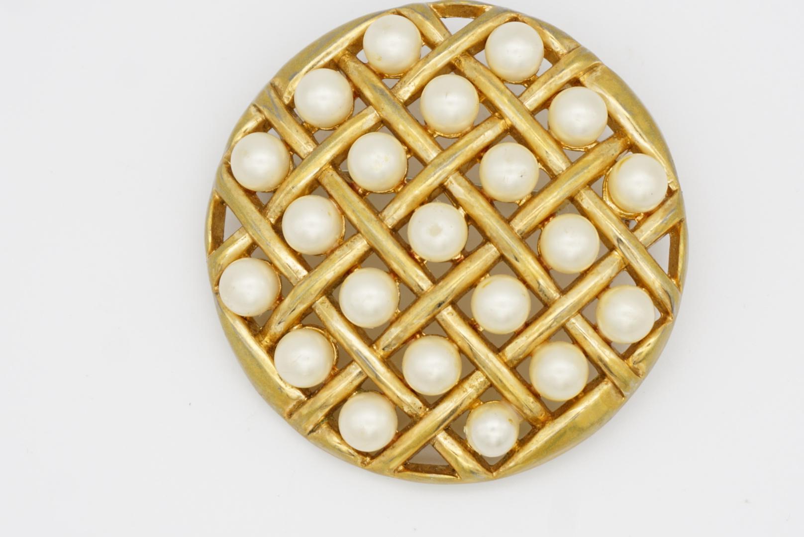 Crown Trifari 1950 White Pearls Openwork Criss Cross Round Circle Chunky Brooch For Sale 3