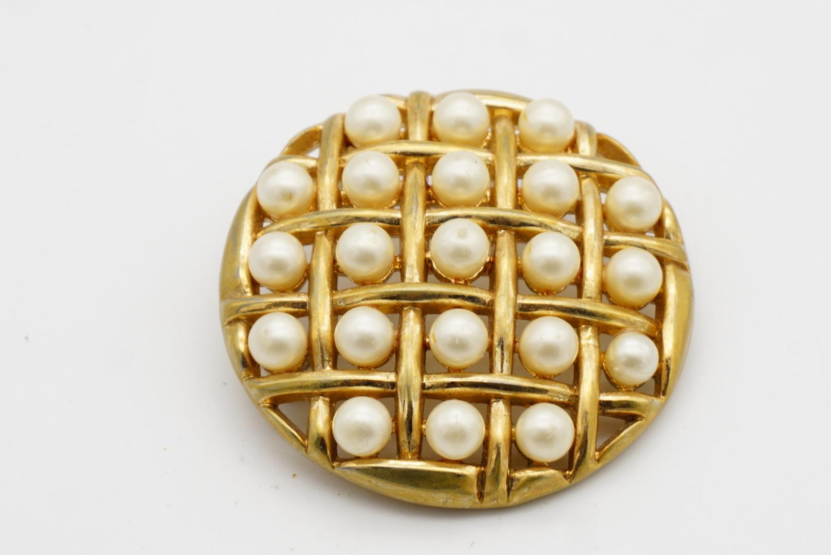 Crown Trifari 1950 White Pearls Openwork Criss Cross Round Circle Chunky Brooch For Sale 4