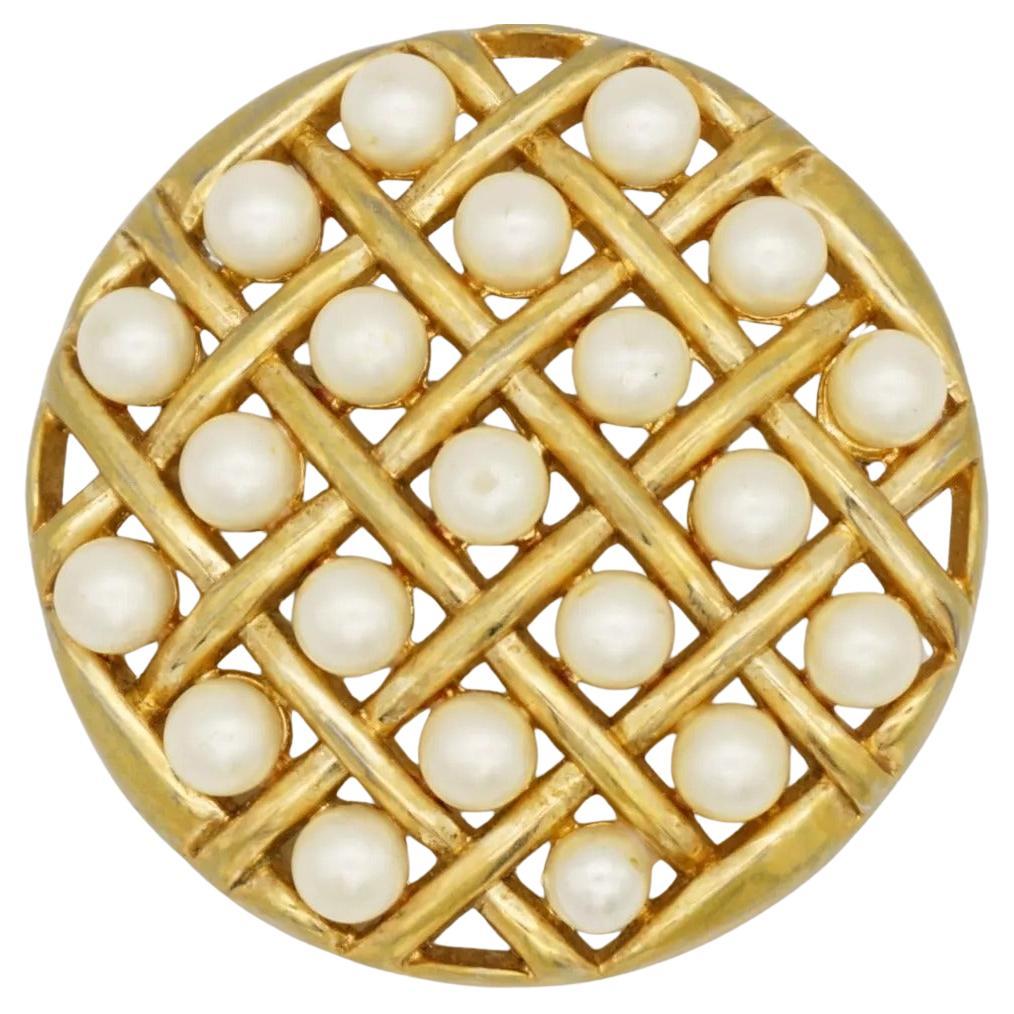 Corona Trifari 1950 Perle Bianche Traforate Criss Cross Cerchio Rotondo Spilla a forma di catena