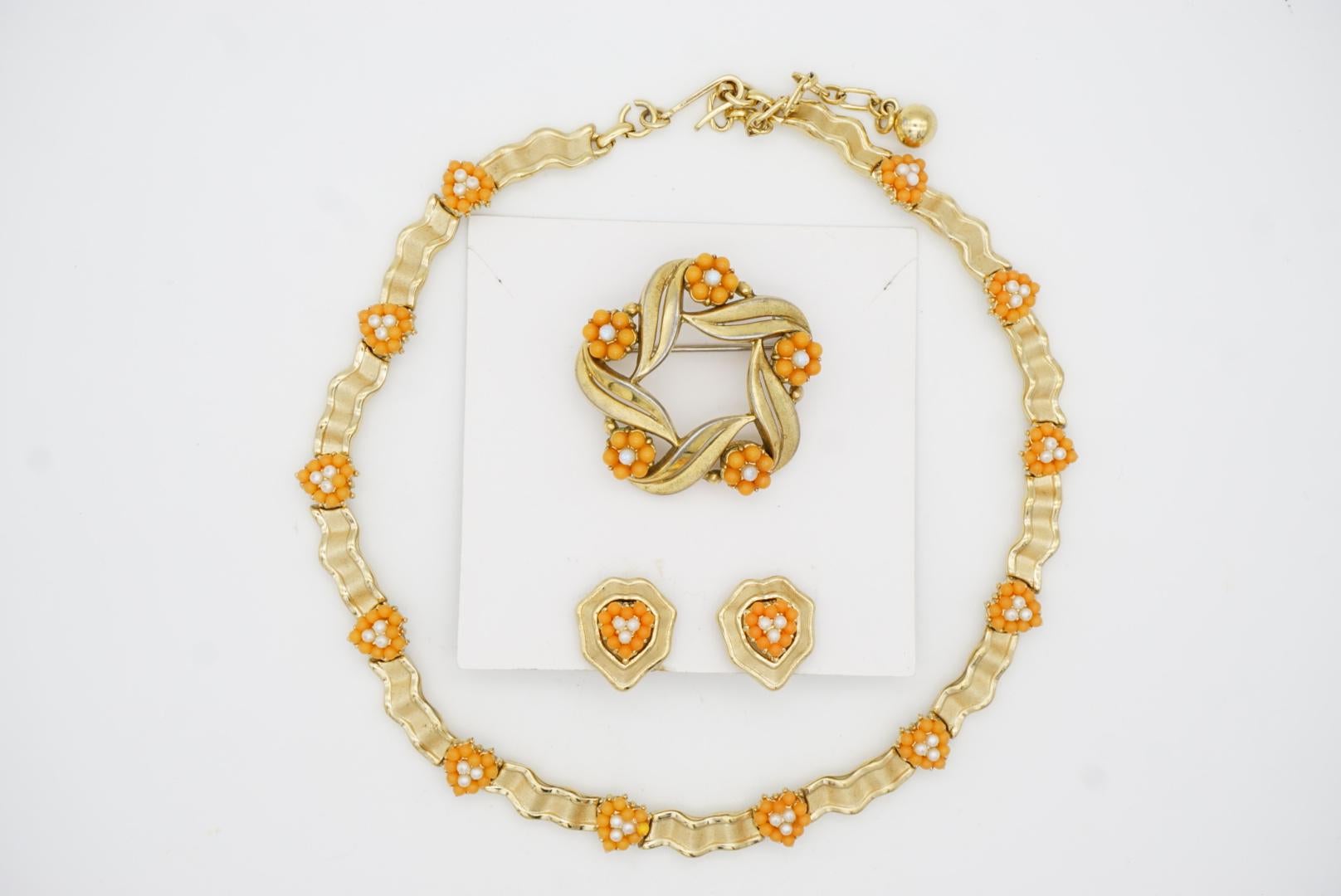 Crown Trifari 1950s Beaded Orange Coral White Pearls Flowers Jewellery Set For Sale 5