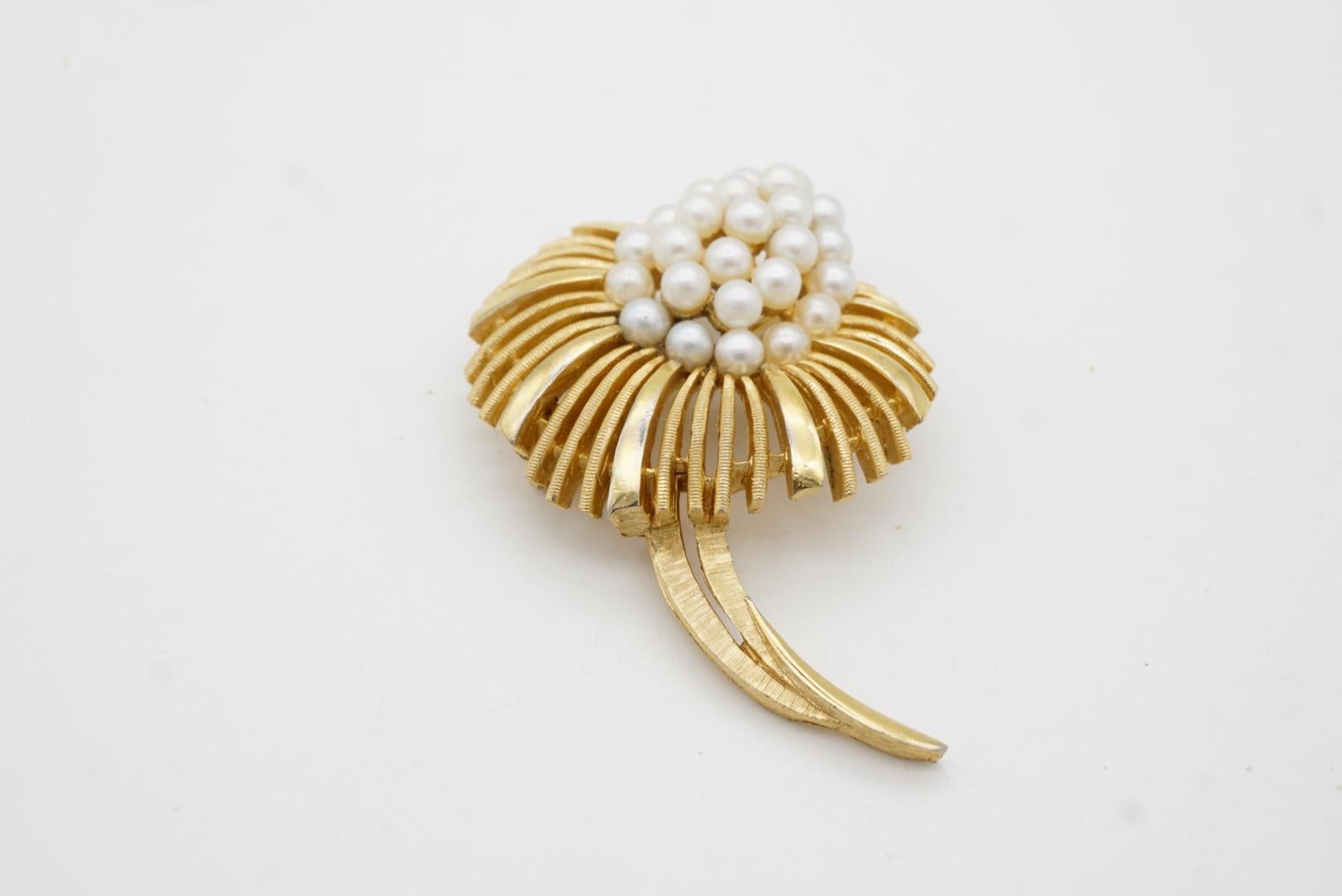 Crown Trifari 1950s Blossom White Pearls Flower Fruit Leaf Openwork Gold Brooch For Sale 6