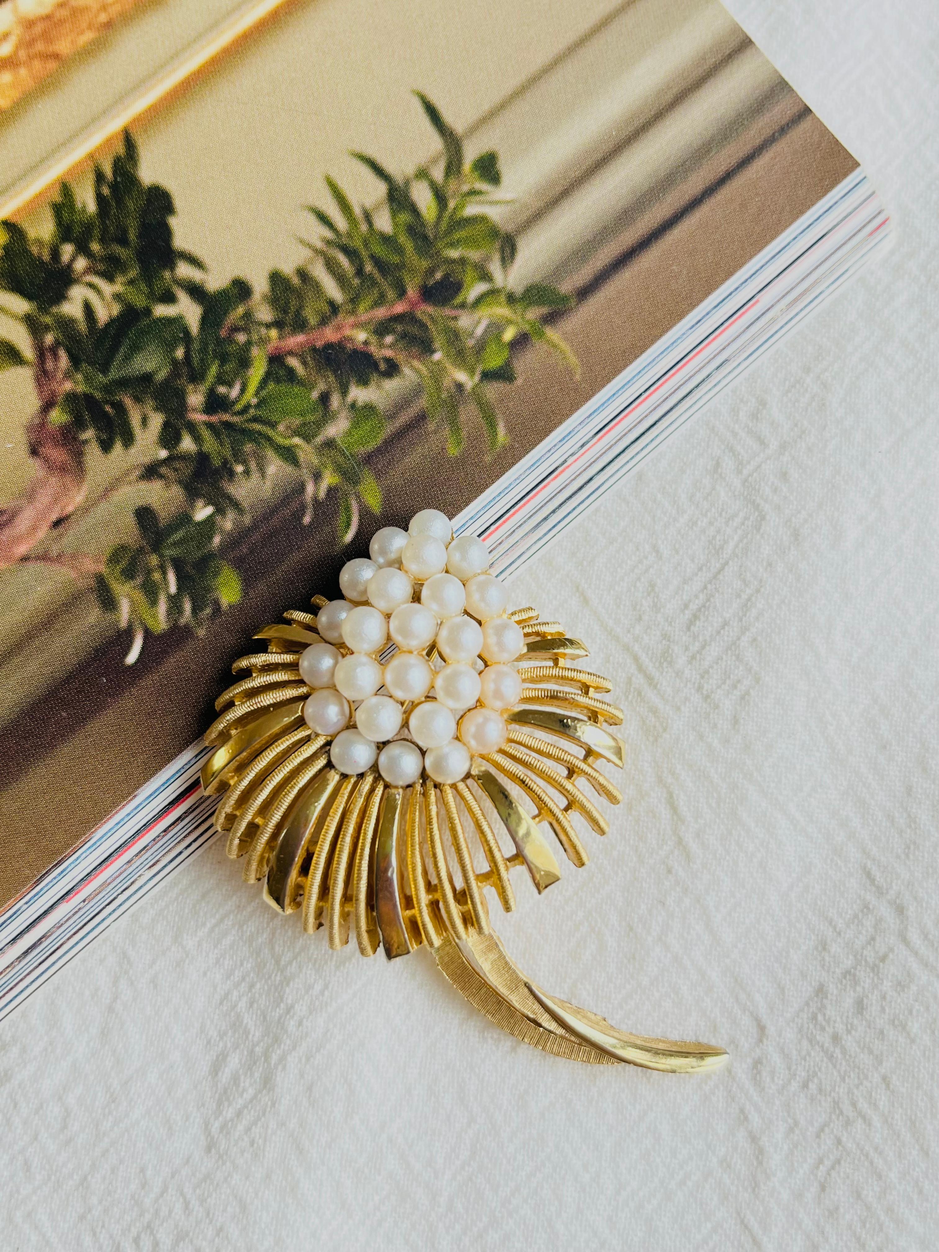 Art Deco Crown Trifari 1950s Blossom White Pearls Flower Fruit Leaf Openwork Gold Brooch For Sale