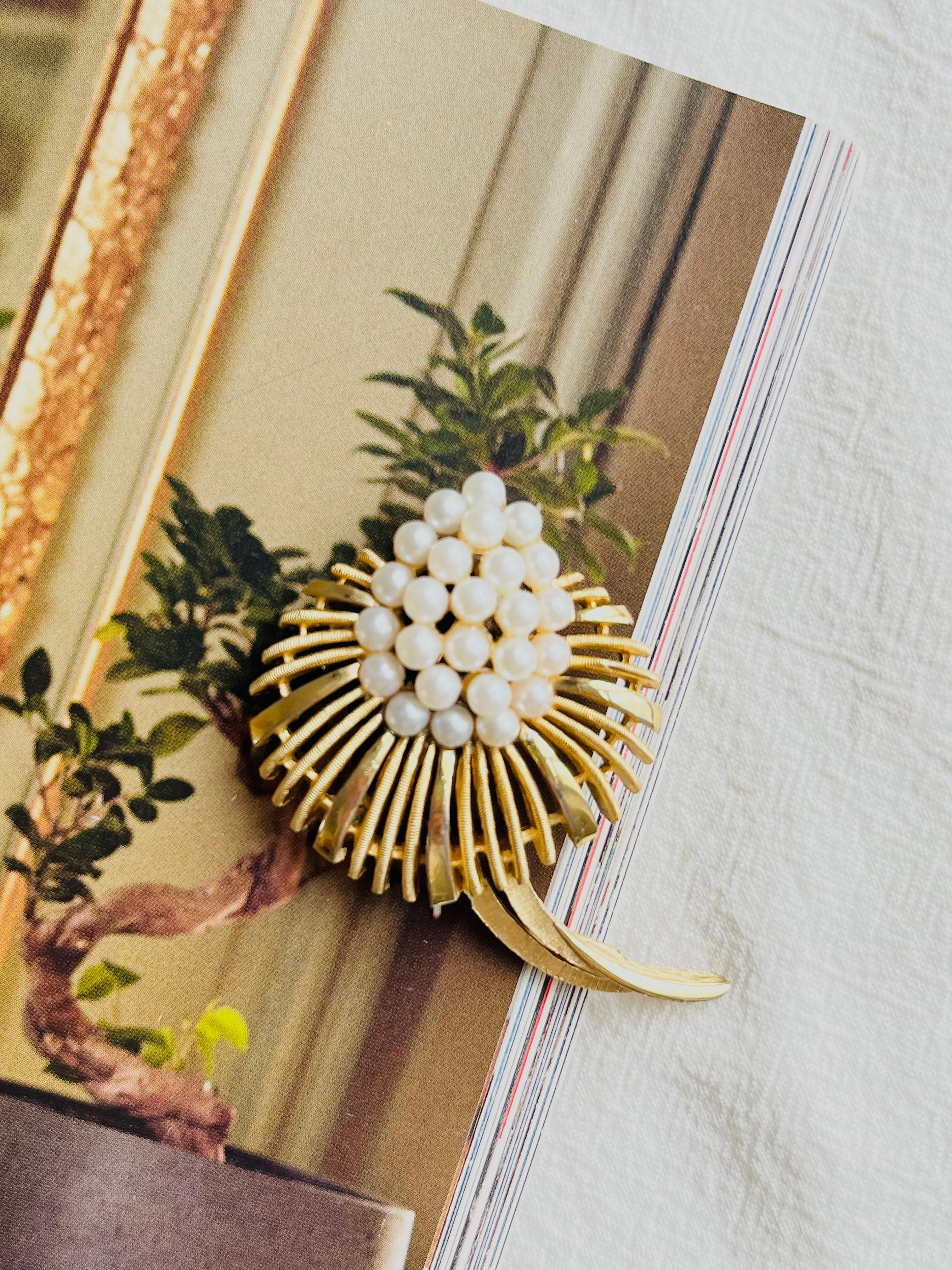 Art Déco Corona Trifari 1950 perle bianche fiore frutta foglia traforata spilla d'oro in vendita