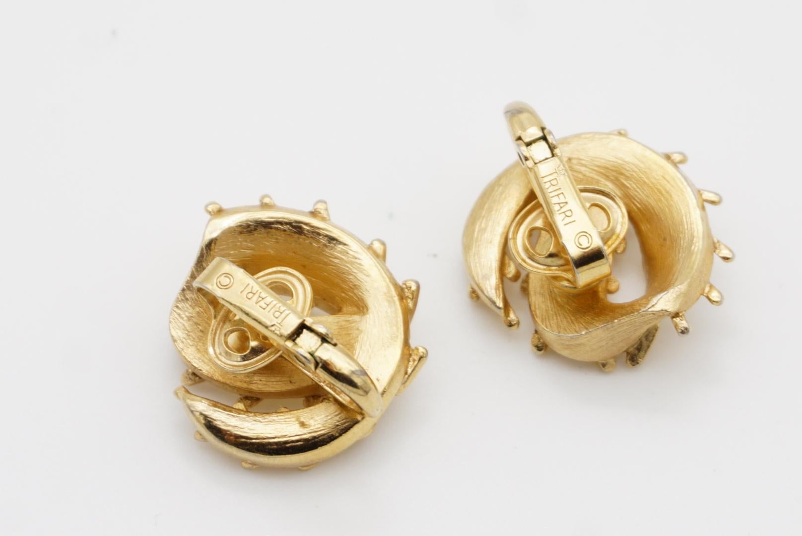 Crown Trifari 1950s Brush Leaf Openwork Round Circle Swirl Twist Clip Earrings en vente 6