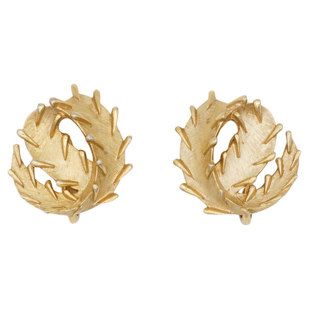 Crown Trifari 1950s Brush Leaf Openwork Round Circle Swirl Twist Clip Earrings, Gold Tone (boucles d'oreilles à pinceau)

Très bon état. Quelques légères pertes de couleur ou rayures, depuis plus de 60 ans. 

Très belles boucles d'oreilles, signées