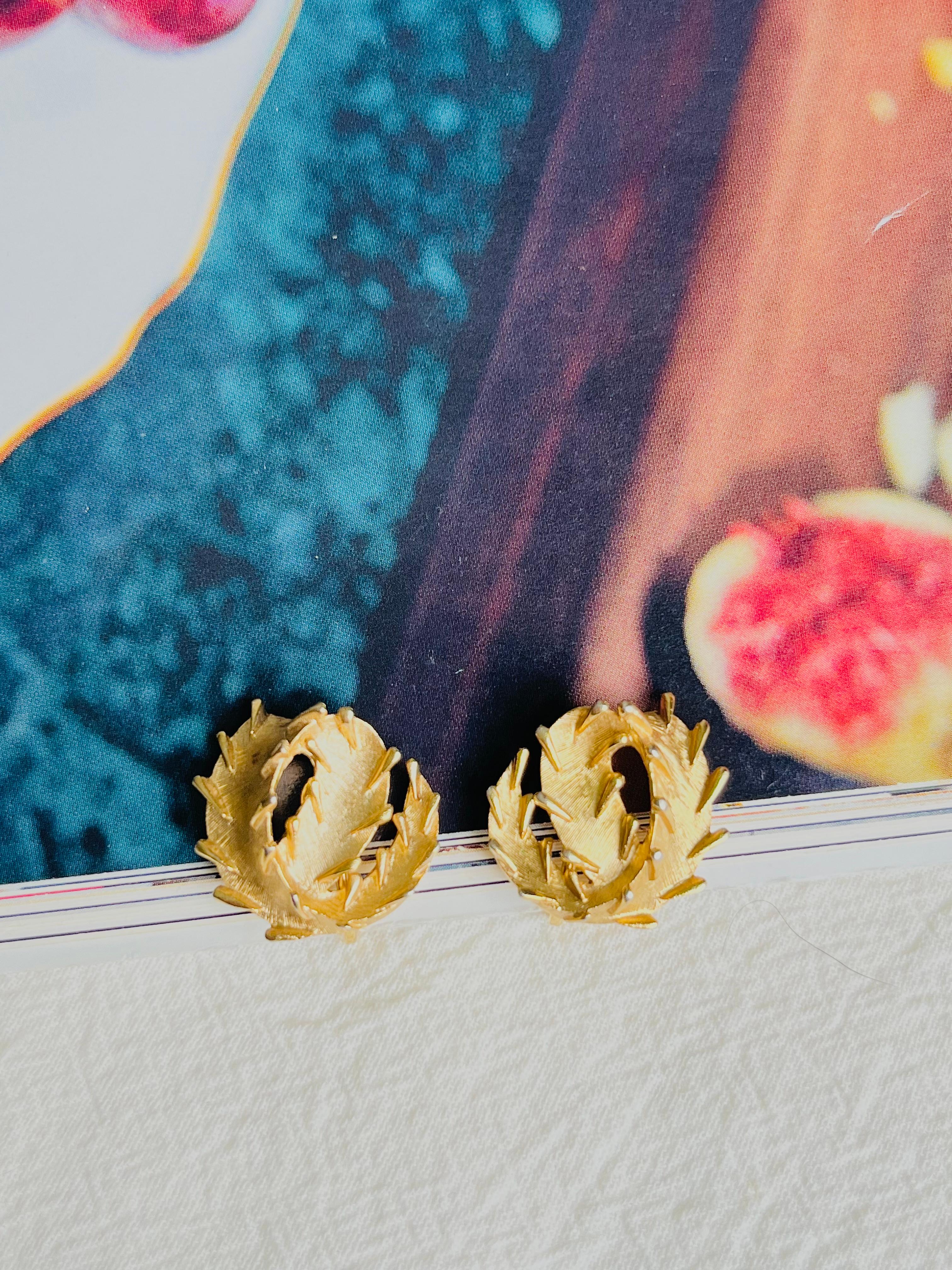 Crown Trifari 1950s Brush Leaf Openwork Round Circle Swirl Twist Clip Earrings Bon état - En vente à Wokingham, England