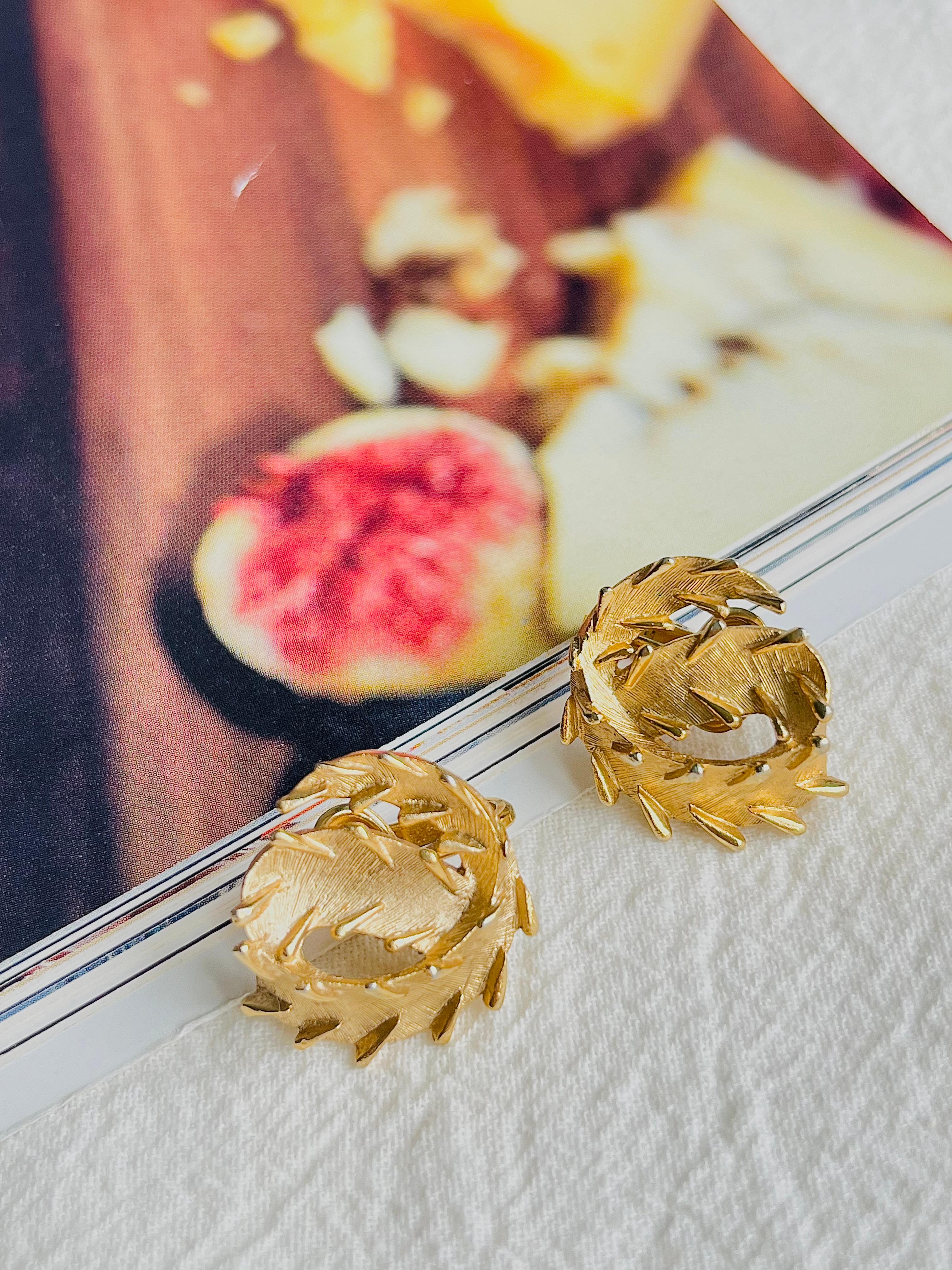 Crown Trifari 1950s Brush Leaf Openwork Round Circle Swirl Twist Clip Earrings Unisexe en vente