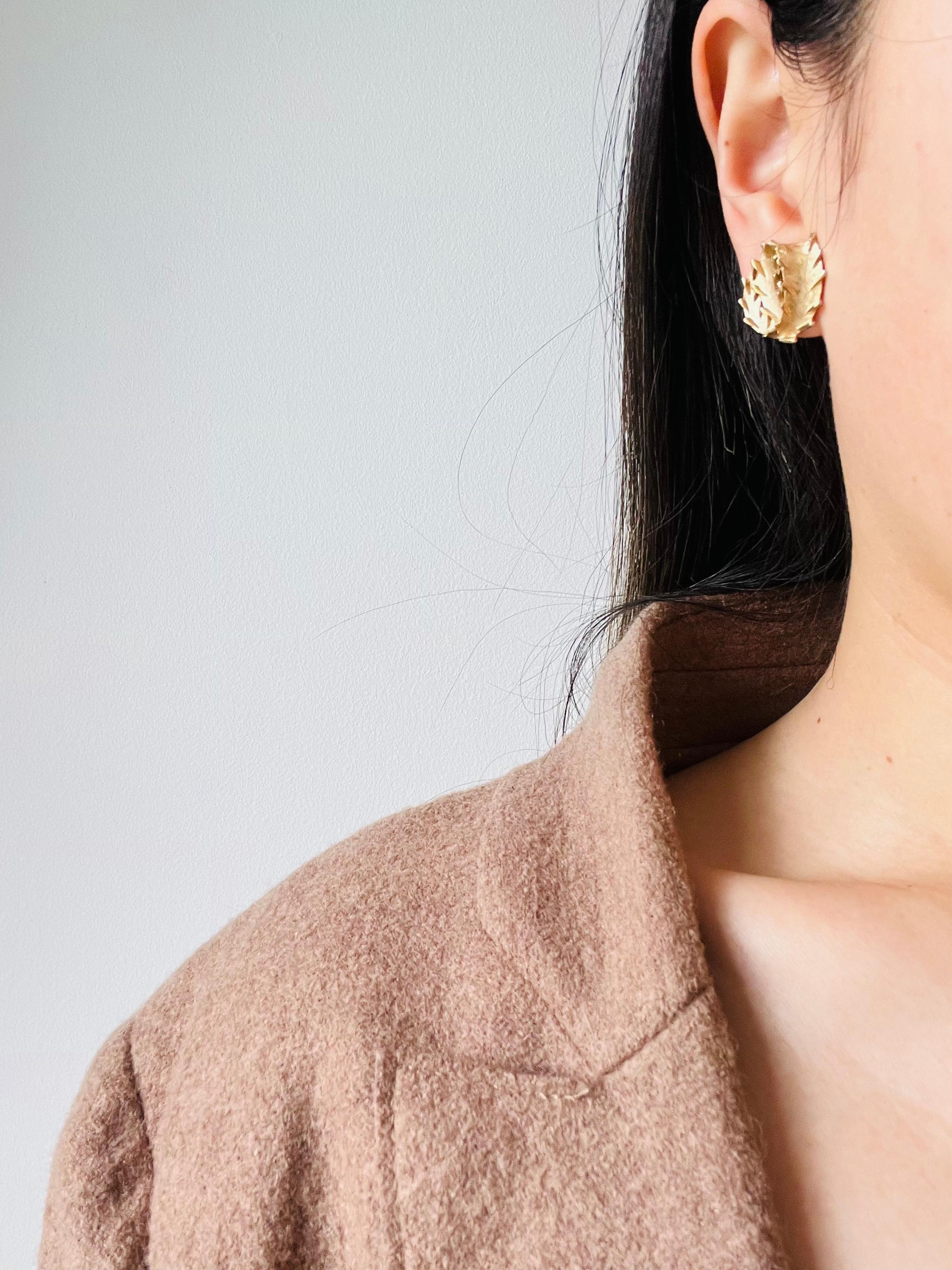 Crown Trifari 1950s Brush Leaf Openwork Round Circle Swirl Twist Clip Earrings en vente 1
