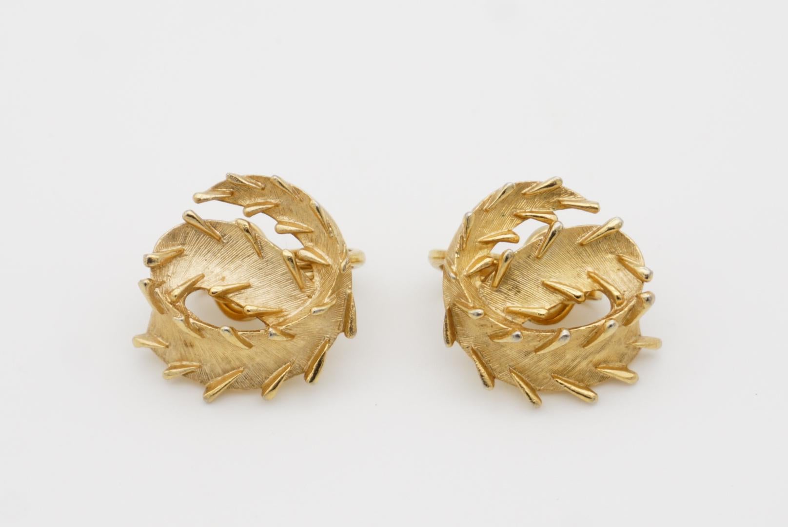 Crown Trifari 1950s Brush Leaf Openwork Round Circle Swirl Twist Clip Earrings en vente 3