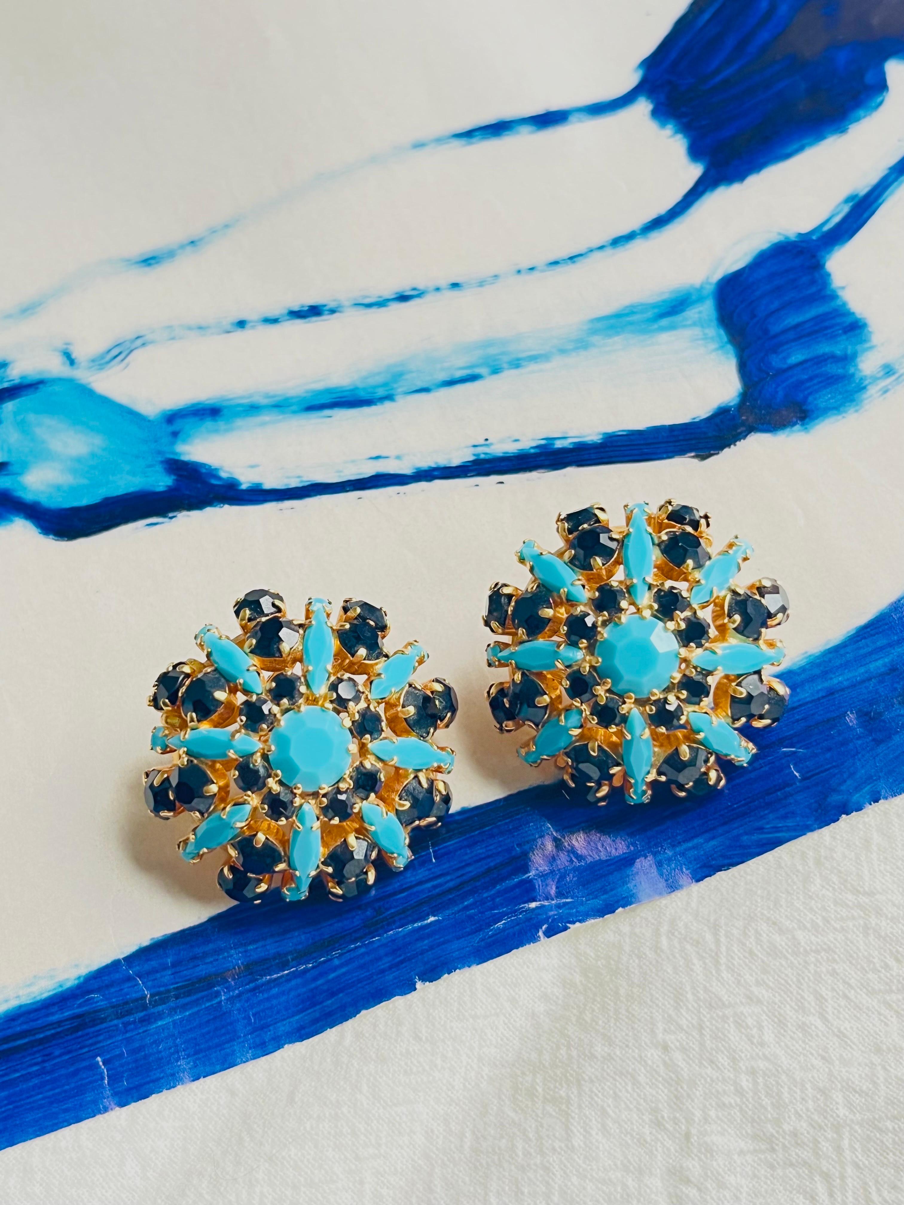 Crown Trifari 1950s Circle Turquoise Navy Crystals Openwork Dome Clip Earrings In Excellent Condition For Sale In Wokingham, England