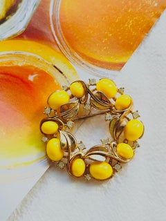 Crown Trifari 1950s Circle Yellow Cabochon Wreath Flower Leaf Crystals Brooch