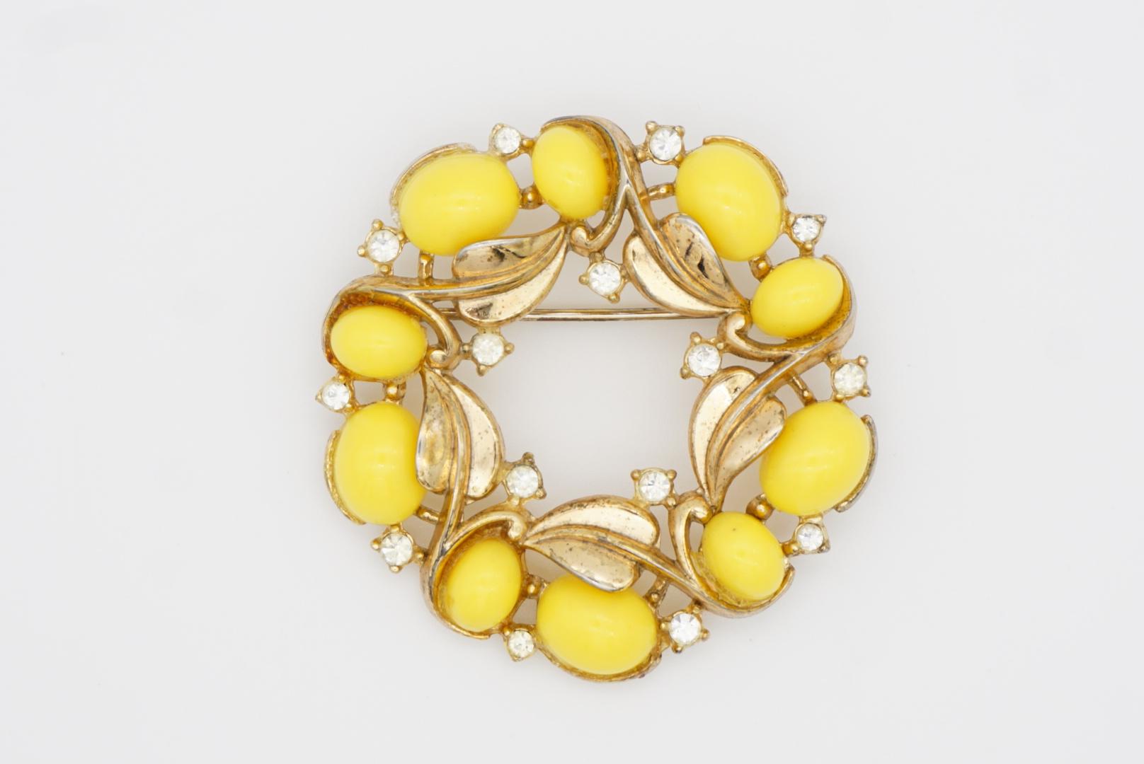 Crown Trifari 1950s Circle Yellow Cabochon Wreath Flower Leaf Crystals Brooch For Sale 2