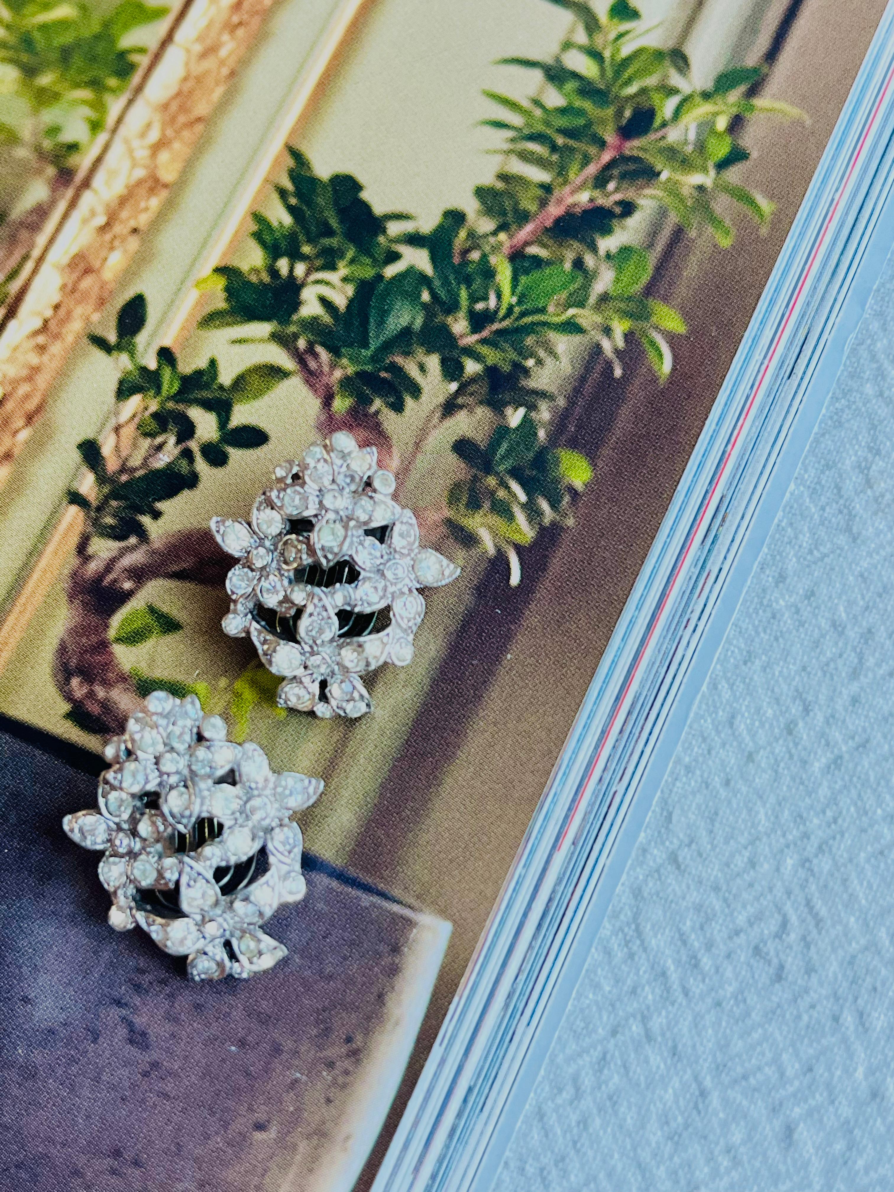 Crown Trifari 1950s Cluster Flower Bouquet Crystal Openwork Silver Clip Earrings In Good Condition In Wokingham, England