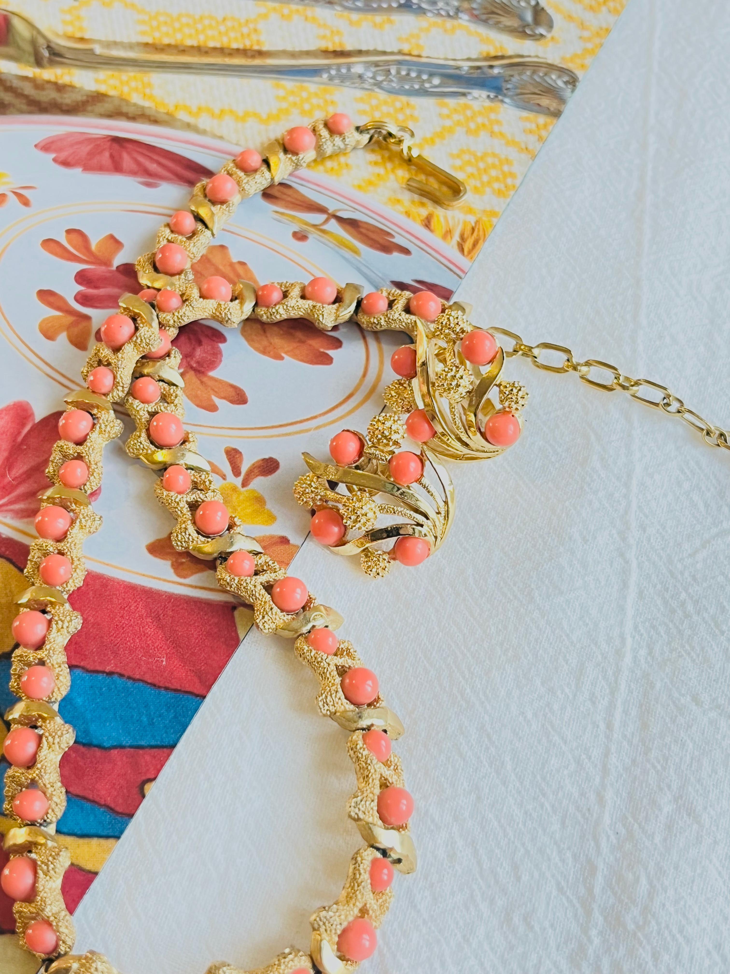Crown Trifari 1950s Coral Orange Floral Cabochon Openwork Set Necklace Brooch In Excellent Condition For Sale In Wokingham, England