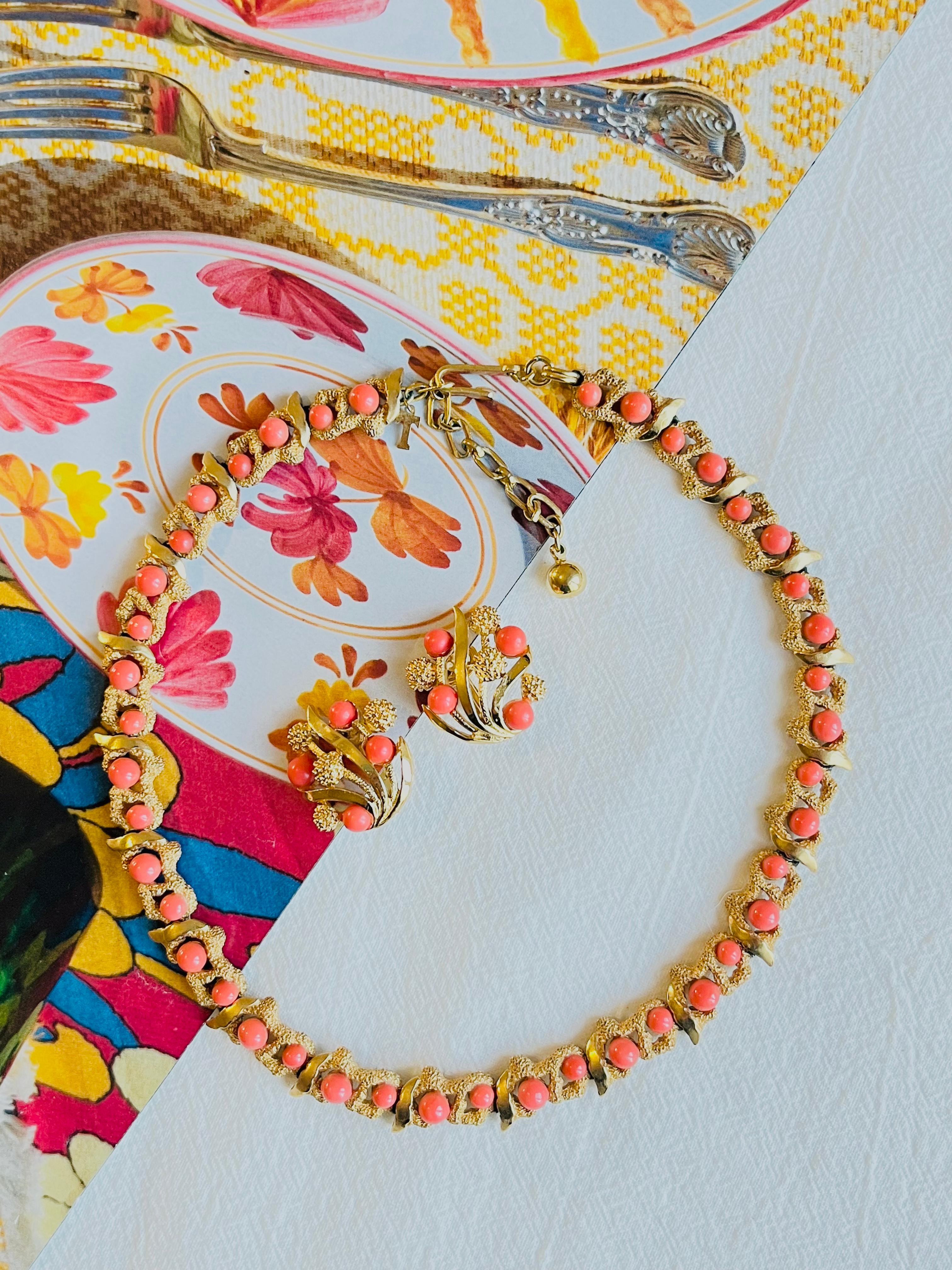 Art Nouveau Crown Trifari 1950s Coral Orange Gold Floral Cabochon Interlocked Linked 2 Set For Sale