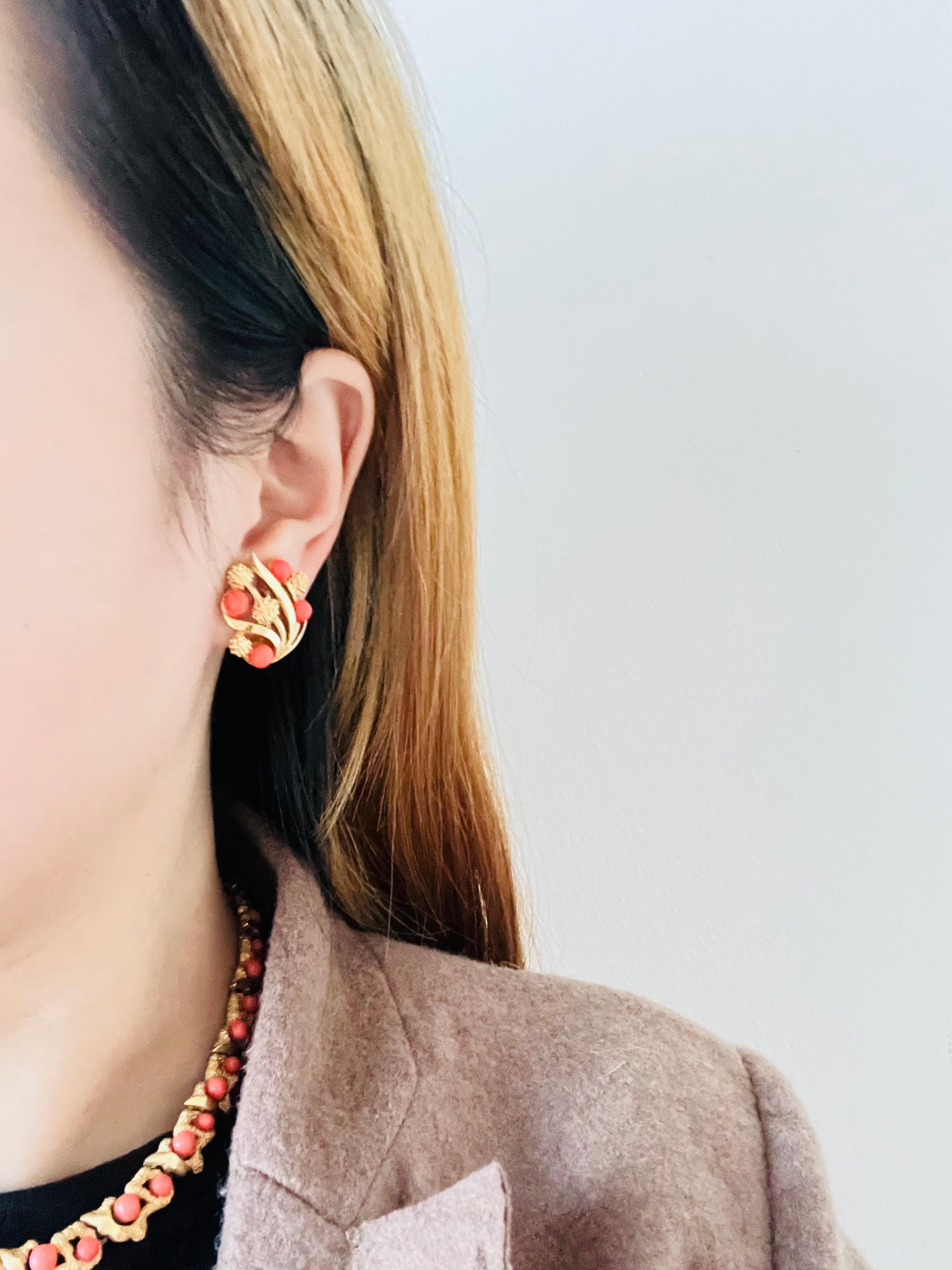 Crown Trifari 1950s Coral Orange Gold Floral Cabochon Interlocked Linked 2 Set For Sale 1