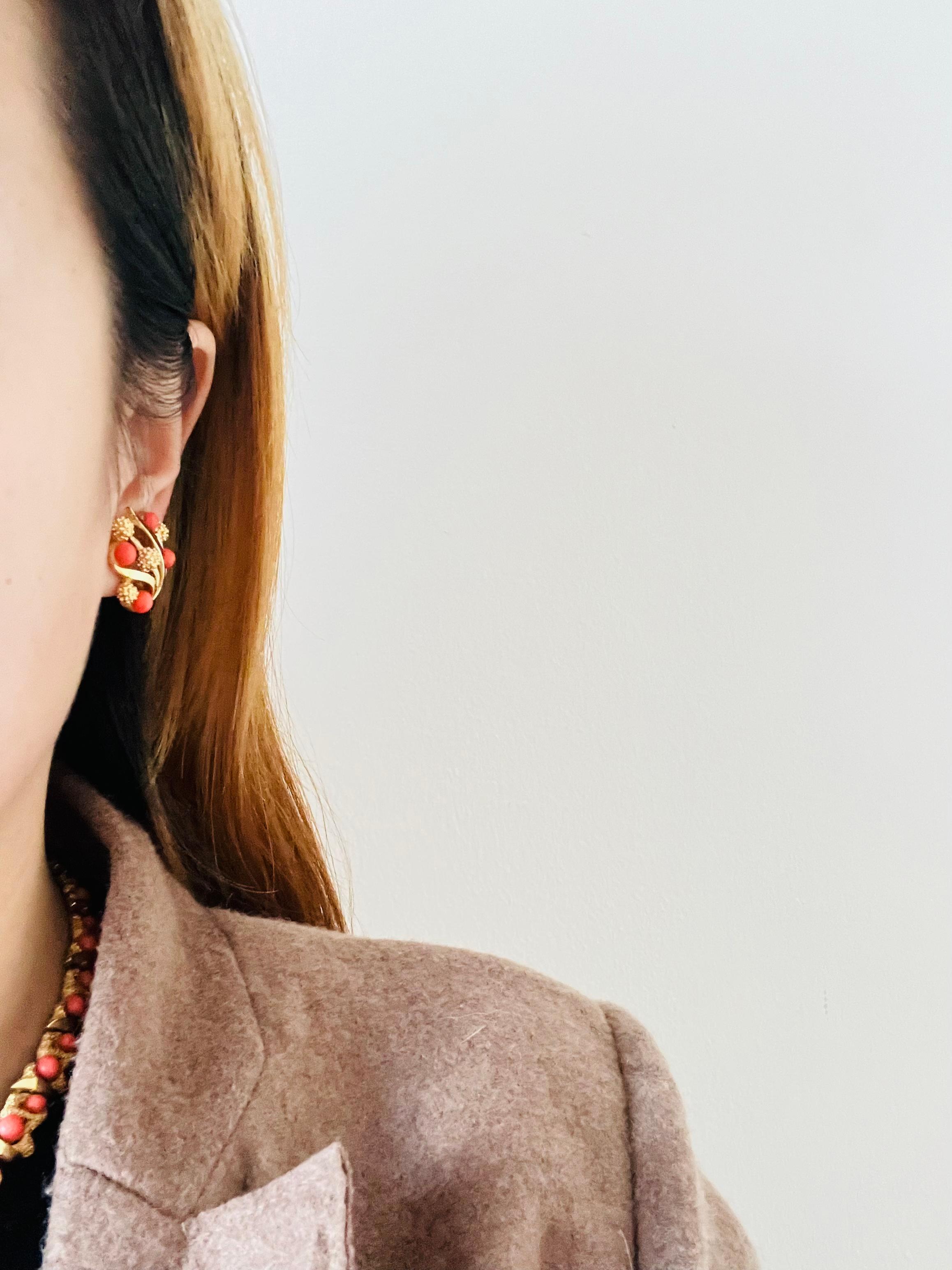 Crown Trifari 1950s Coral Orange Gold Floral Cabochon Interlocked Linked 2 Set For Sale 2