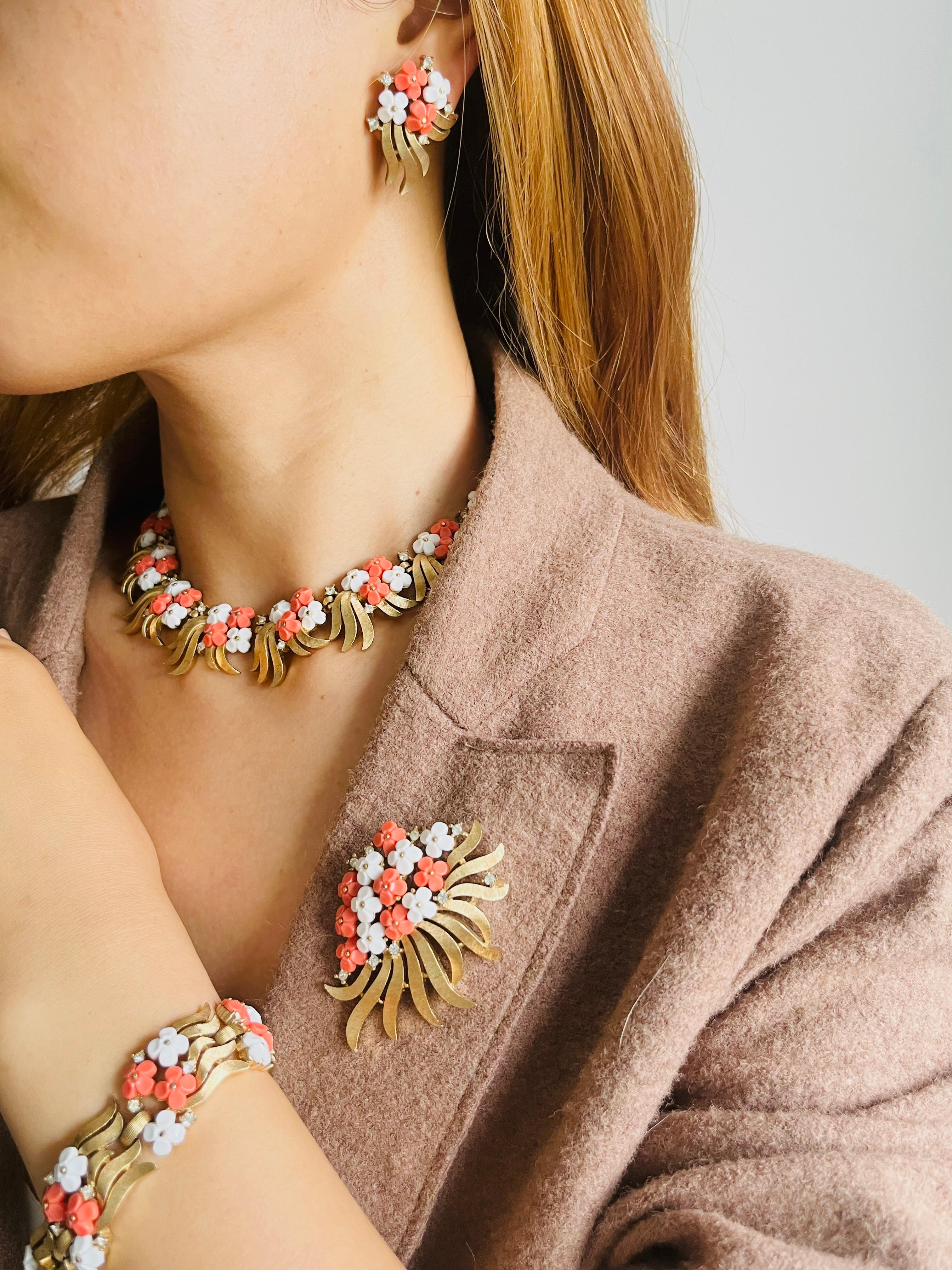 Corona Trifari 1950 Corallo Arancione Bianco Cristalli Forget Me Not Fiore Foglia 4 Set in vendita 5