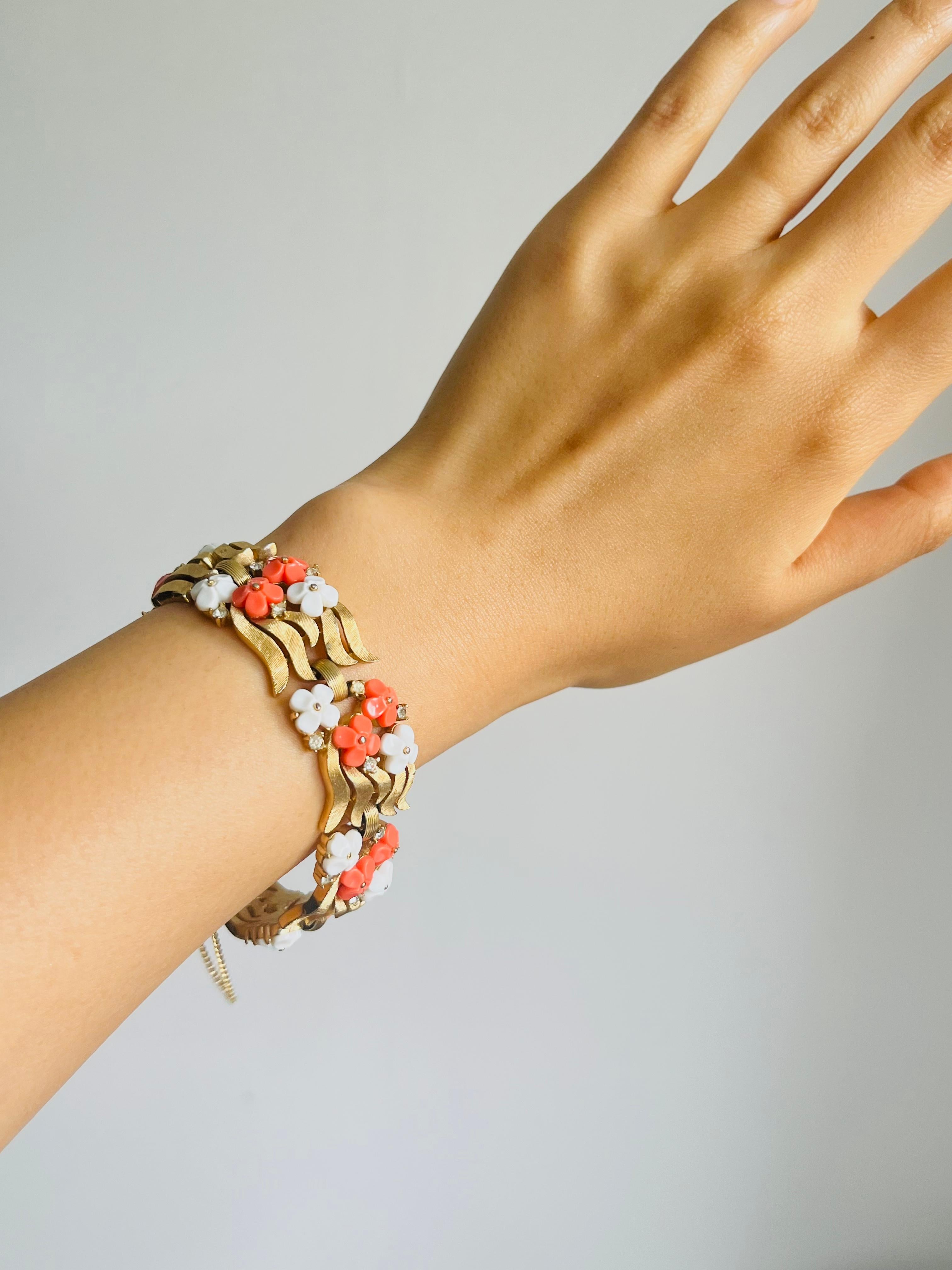 Corona Trifari 1950 Corallo Arancione Bianco Cristalli Forget Me Not Fiore Foglia 4 Set in vendita 6