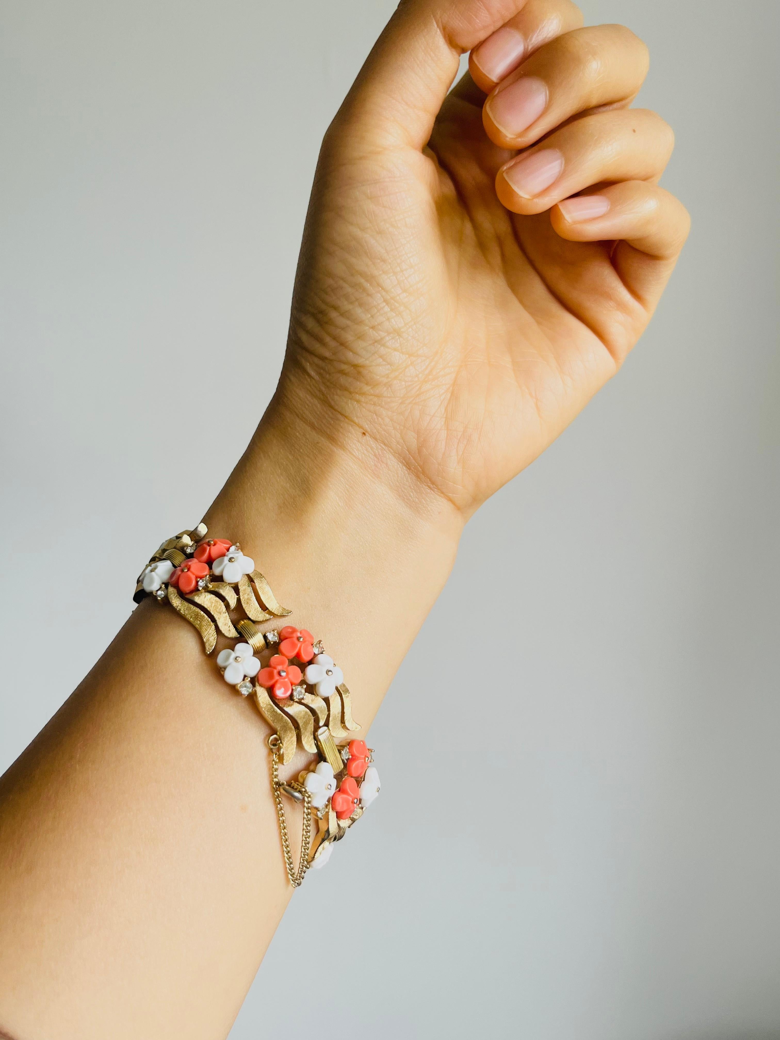 Corona Trifari 1950 Corallo Arancione Bianco Cristalli Forget Me Not Fiore Foglia 4 Set in vendita 7