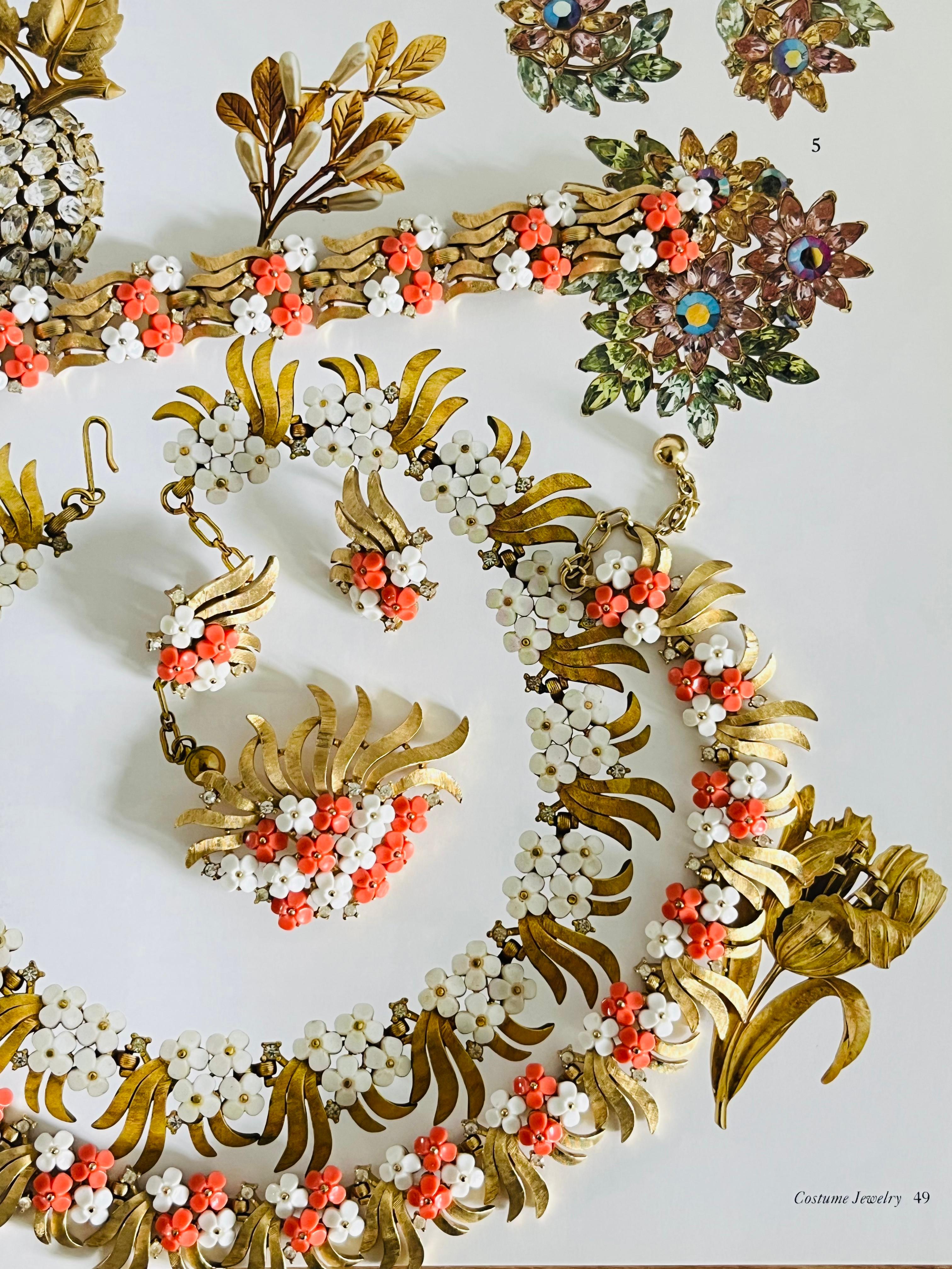 Art Déco Corona Trifari 1950 Corallo Arancione Bianco Cristalli Forget Me Not Fiore Foglia 4 Set in vendita