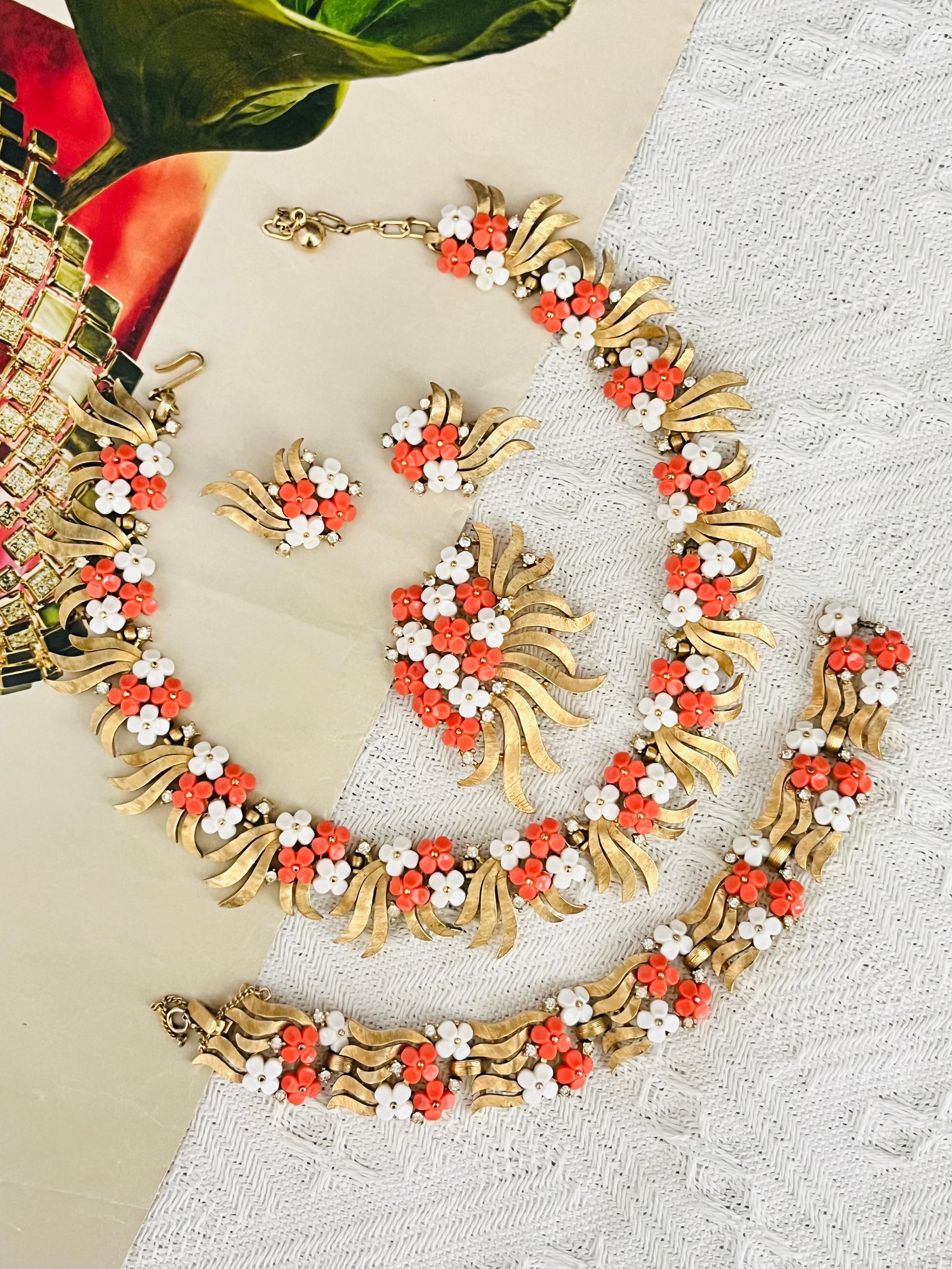 Art Nouveau Corona Trifari 1950 Corallo Arancione Bianco Cristalli Forget Me Not Fiore Foglia 4 Set in vendita