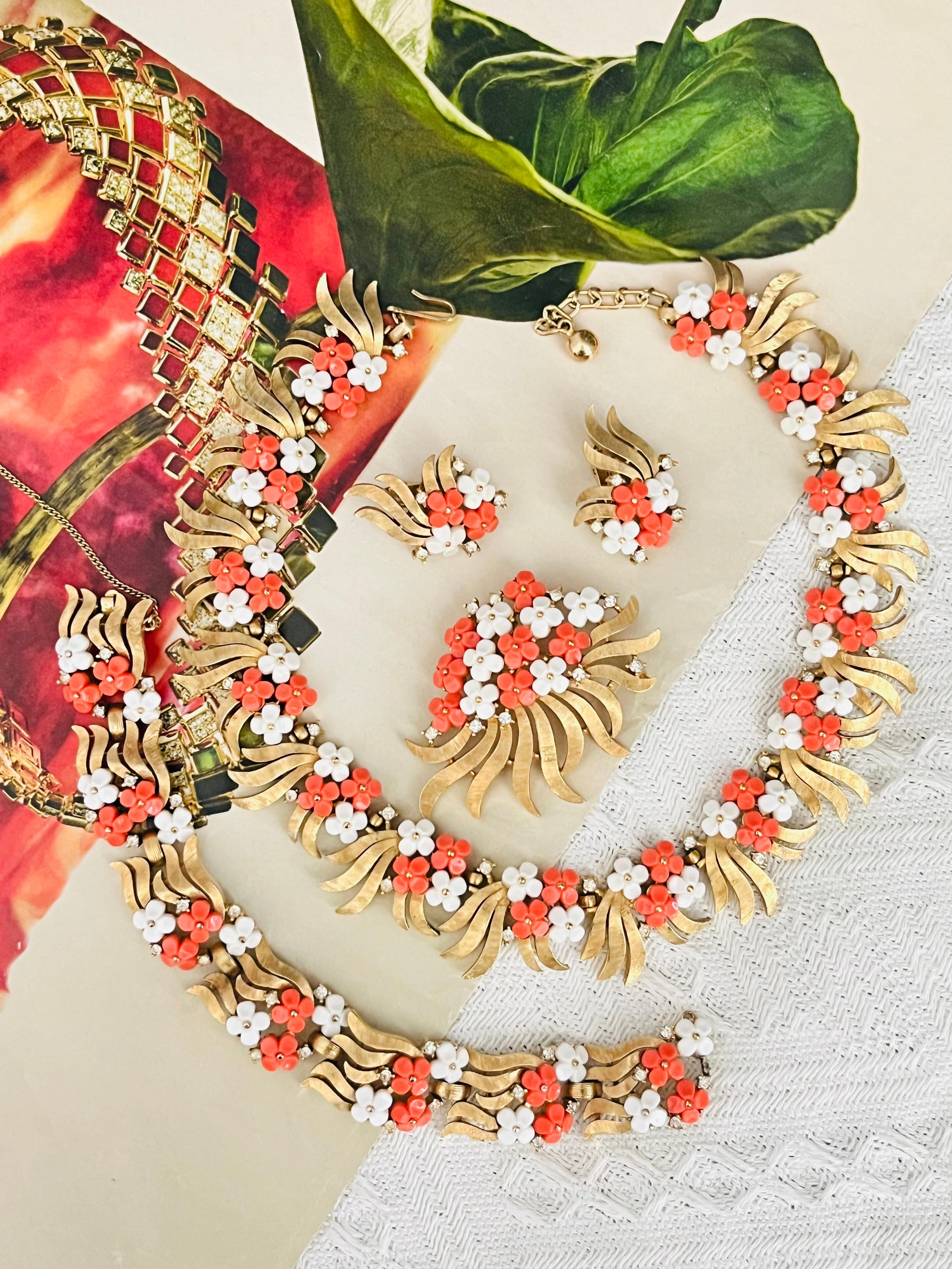 da uomo o donna Corona Trifari 1950 Corallo Arancione Bianco Cristalli Forget Me Not Fiore Foglia 4 Set in vendita