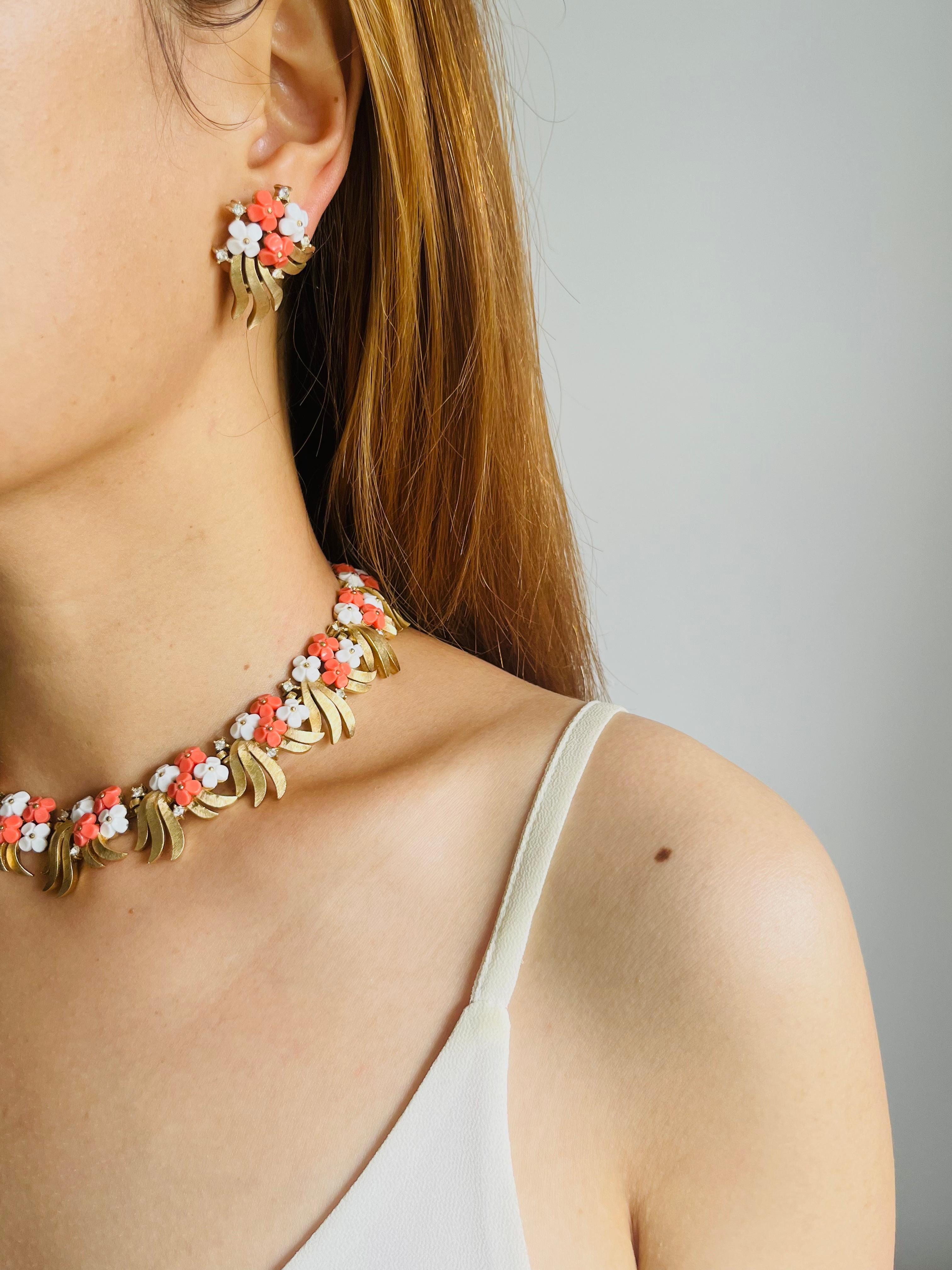 Corona Trifari 1950 Corallo Arancione Bianco Cristalli Forget Me Not Fiore Foglia 4 Set in vendita 1