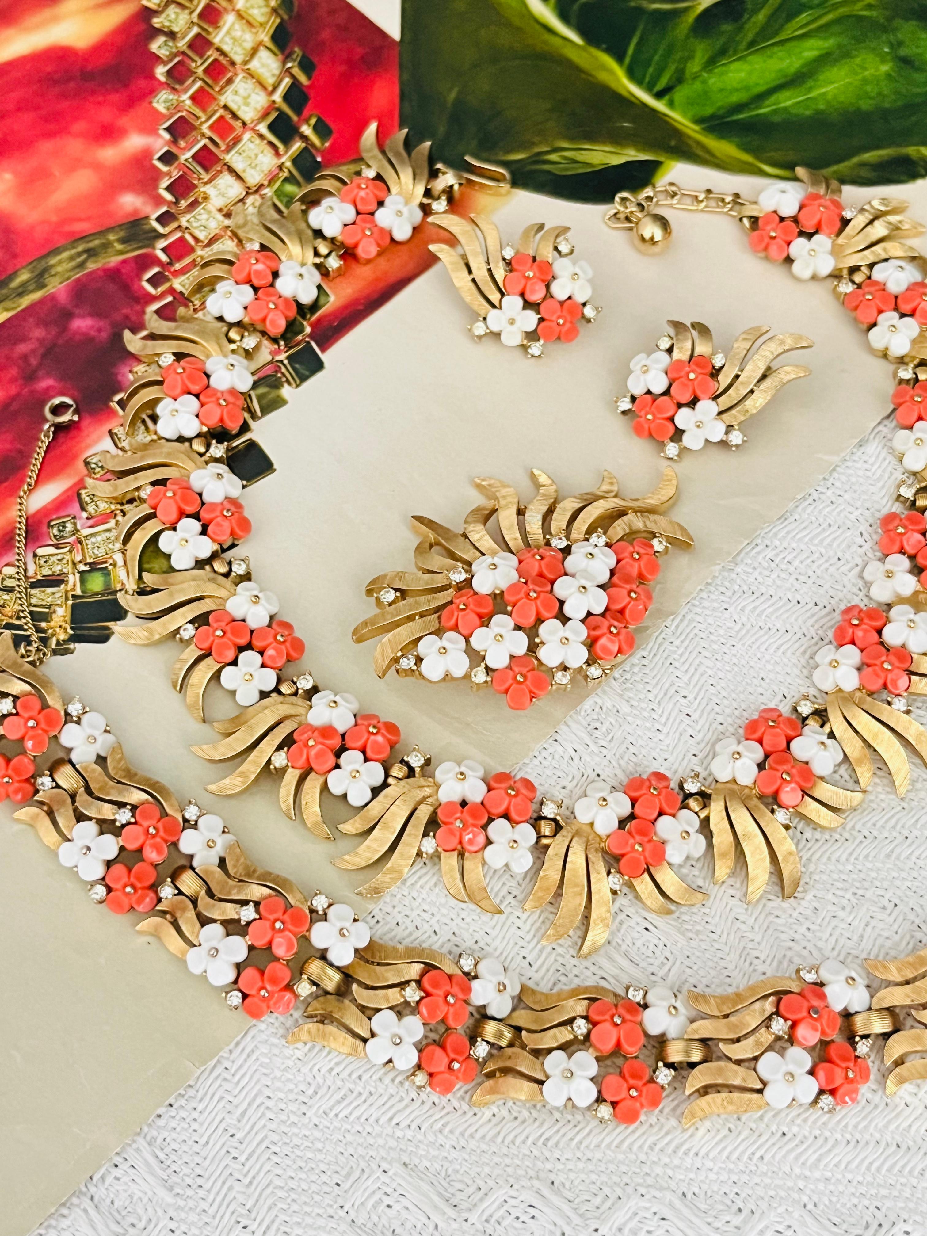 Corona Trifari 1950 Corallo Arancione Bianco Cristalli Forget Me Not Fiore Foglia 4 Set in vendita 1