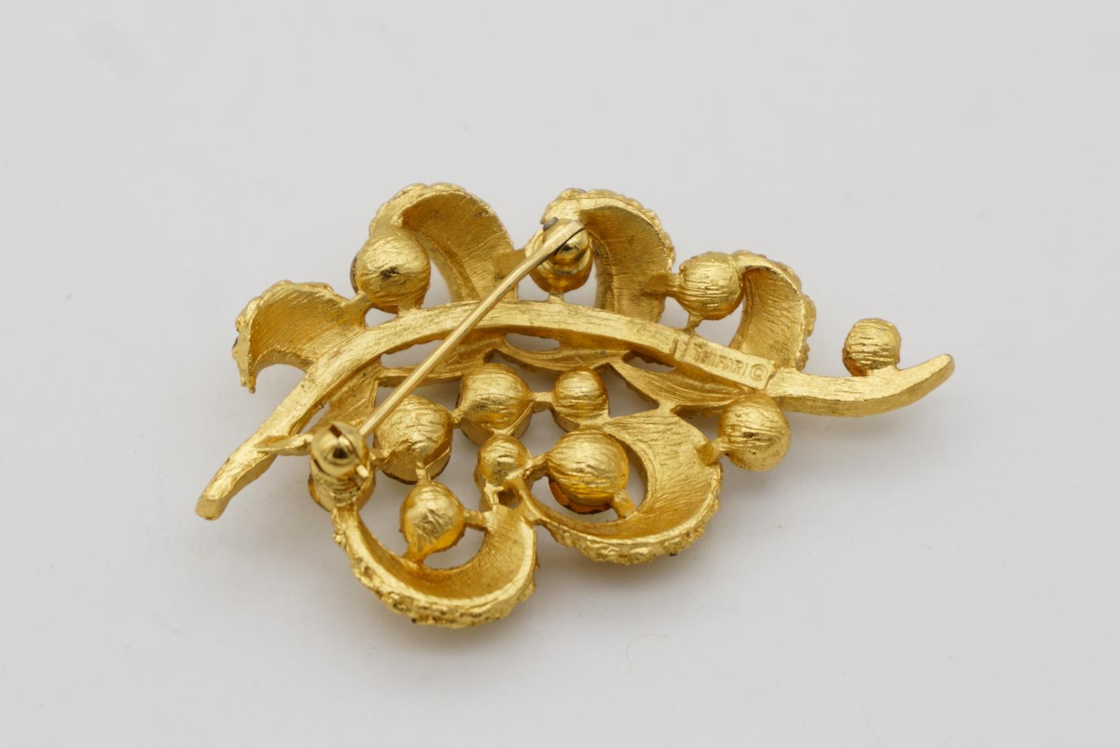 Couronne Trifari 1950s Flower Curl Leaf Grape Fruit Pine Tree Whole Crystal Brooch en vente 7