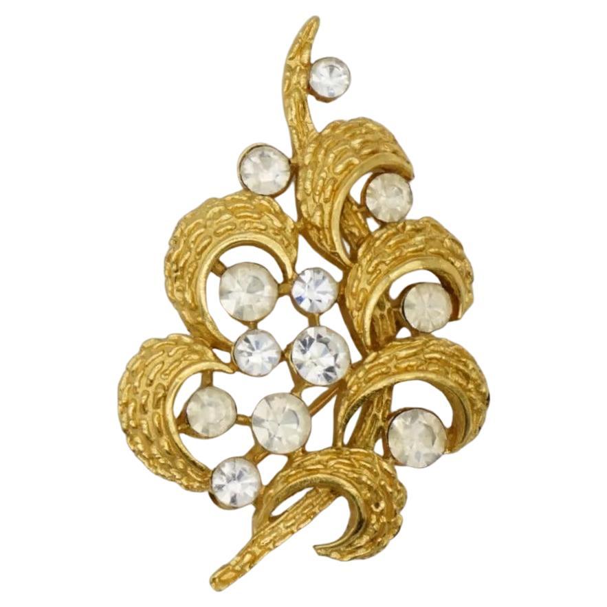 Crown Trifari 1950s Vintage Curled Flower Leaf Grape Fruit Pine Tree Whole Crystals Elegant Brooch, Gold Tone

Très bon état. Légères rayures ou perte de couleur, à peine perceptibles. 100% authentique.

Une très belle broche, signée au