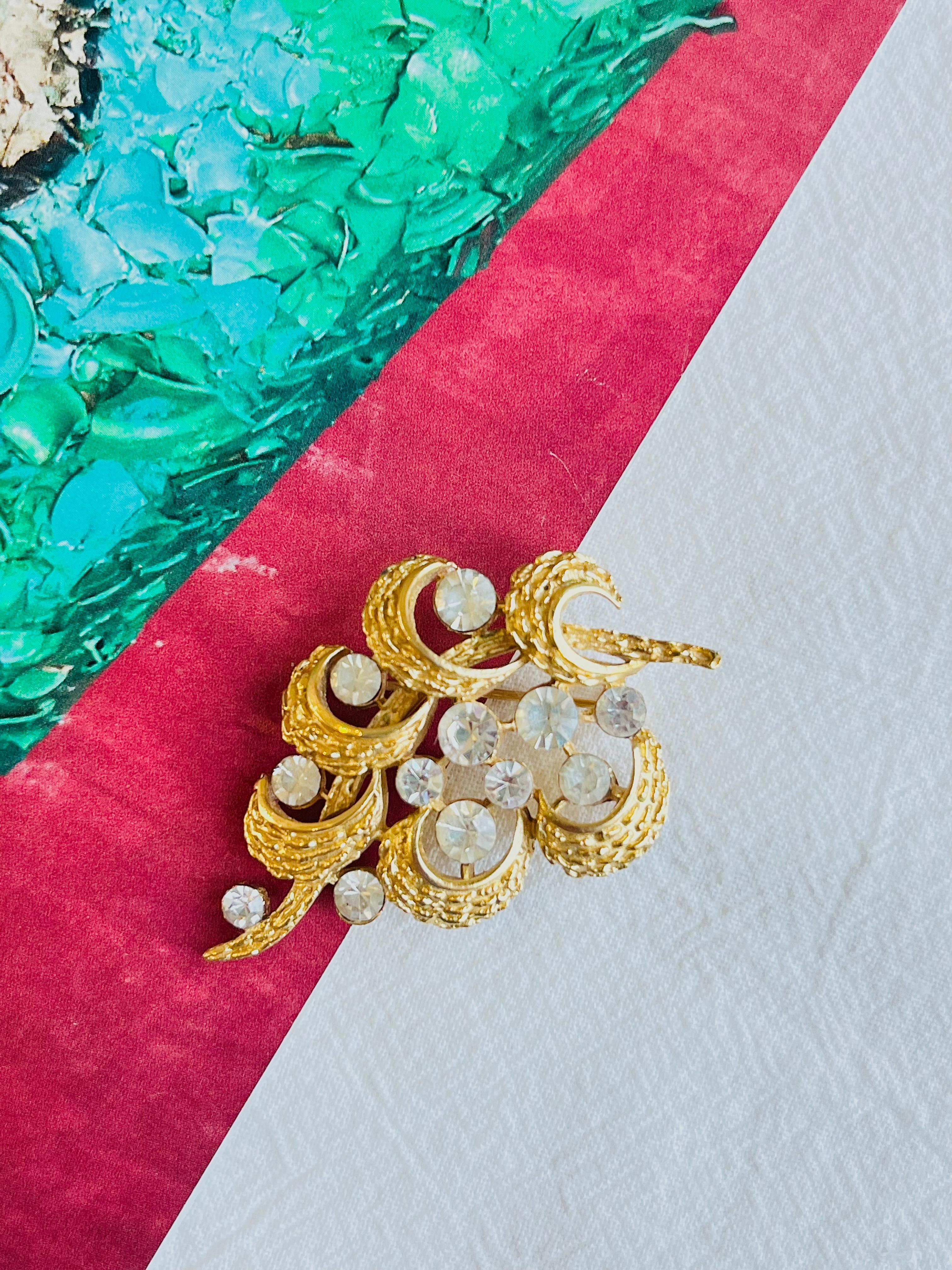 Couronne Trifari 1950s Flower Curl Leaf Grape Fruit Pine Tree Whole Crystal Brooch Unisexe en vente