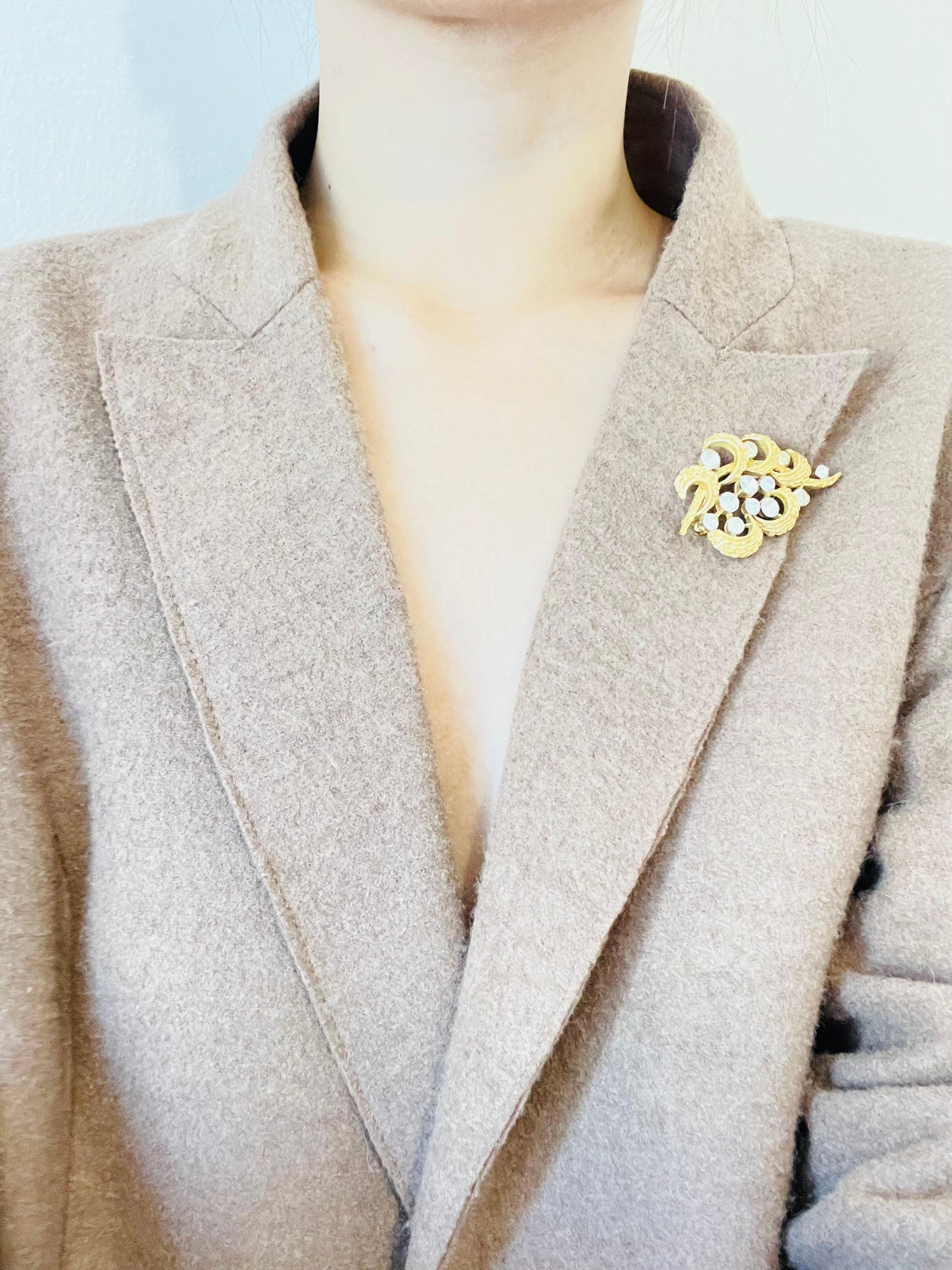 Couronne Trifari 1950s Flower Curl Leaf Grape Fruit Pine Tree Whole Crystal Brooch en vente 2