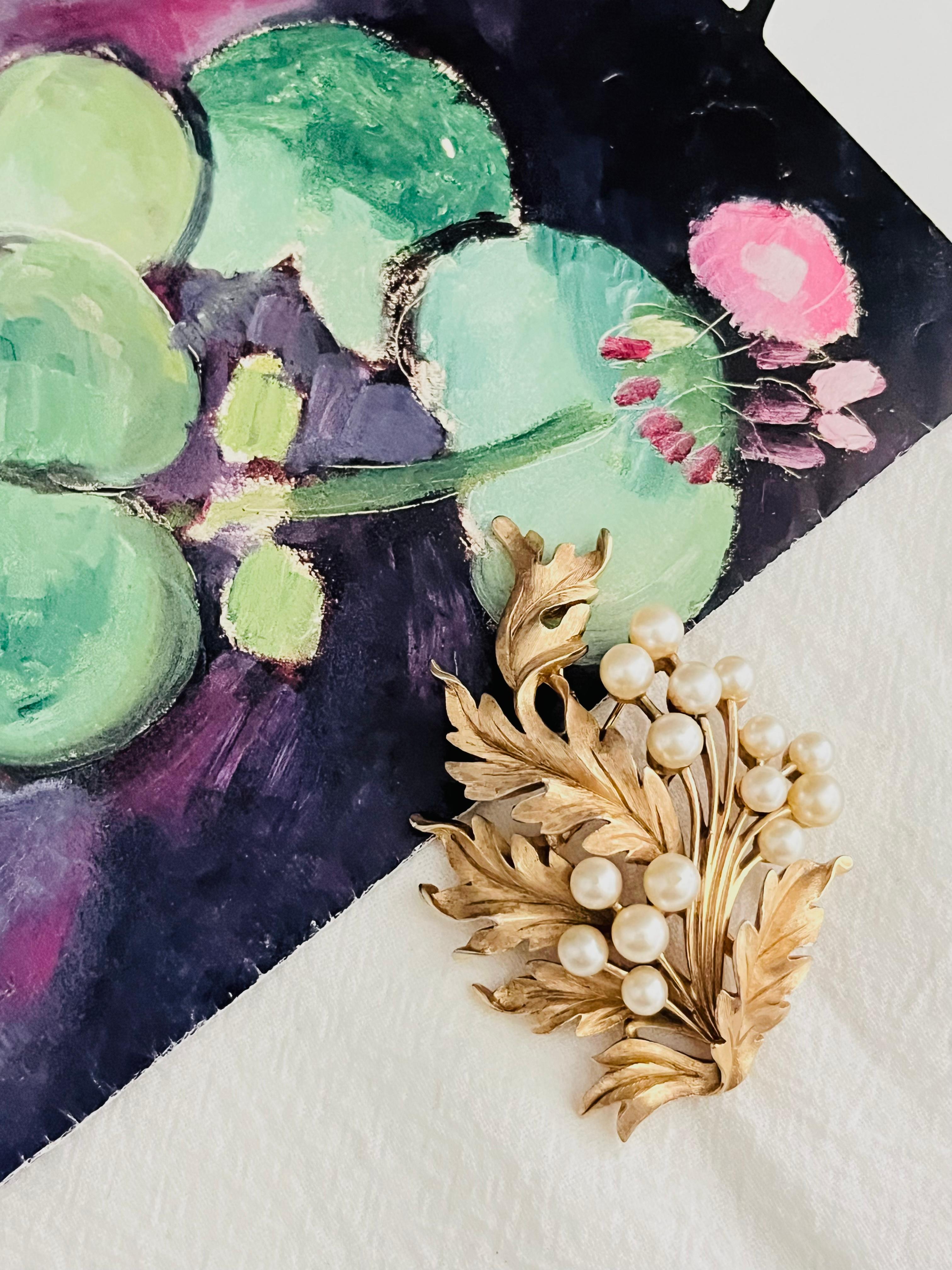 Crown Trifari 1950s Curled Wavy Flourish Leaf Flower White Pearls Openwork Chunky Statement Brooch, Gold Tone

Very good condition, 100% genuine. Very light scratches or colour loss, barely noticeable.

A very beautiful brooch, signed at the