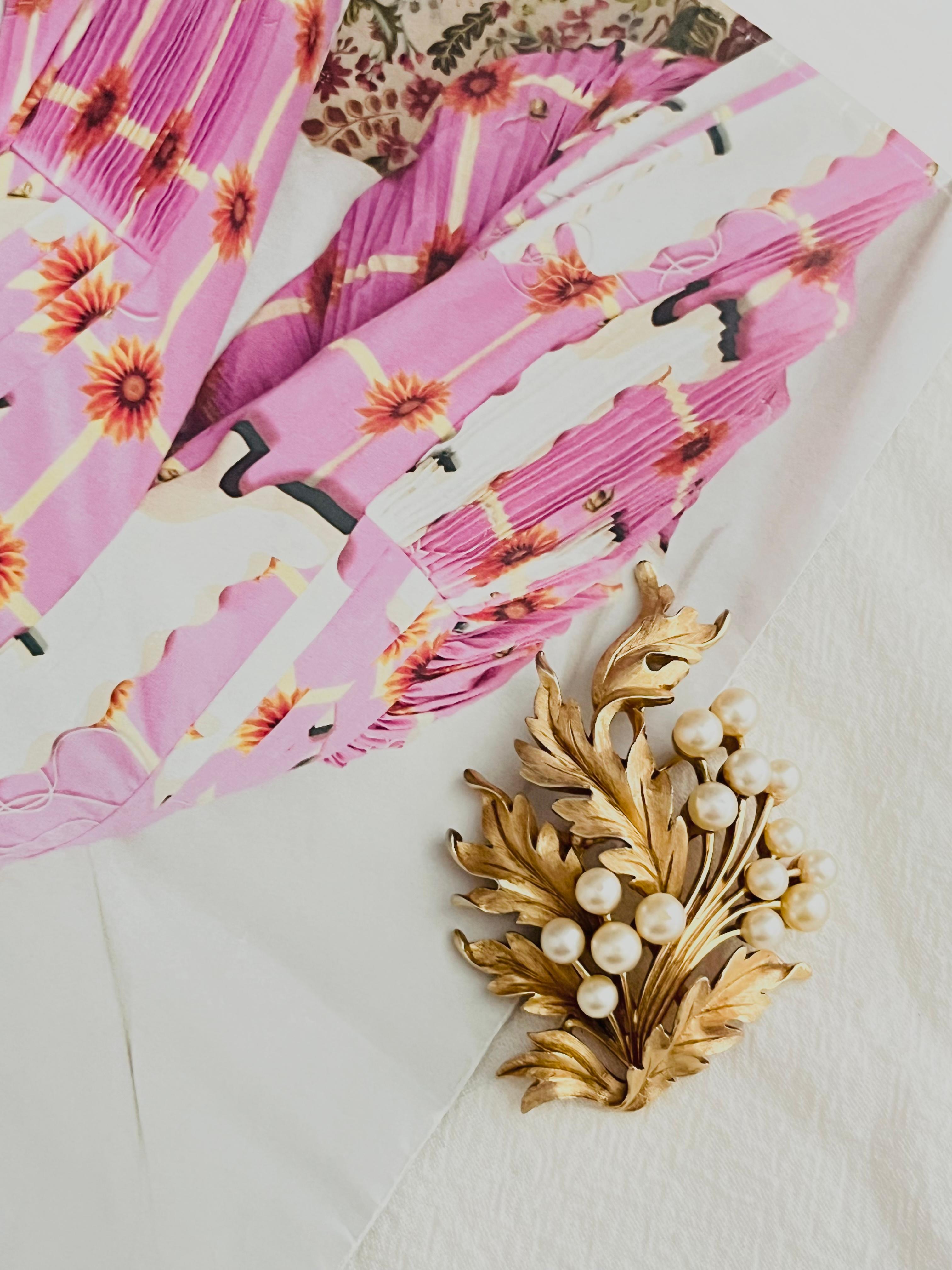 Crown Trifari 1950s Curled Wavy Flourish Leaf Flower Pearl Openwork Gold Brooch In Good Condition In Wokingham, England