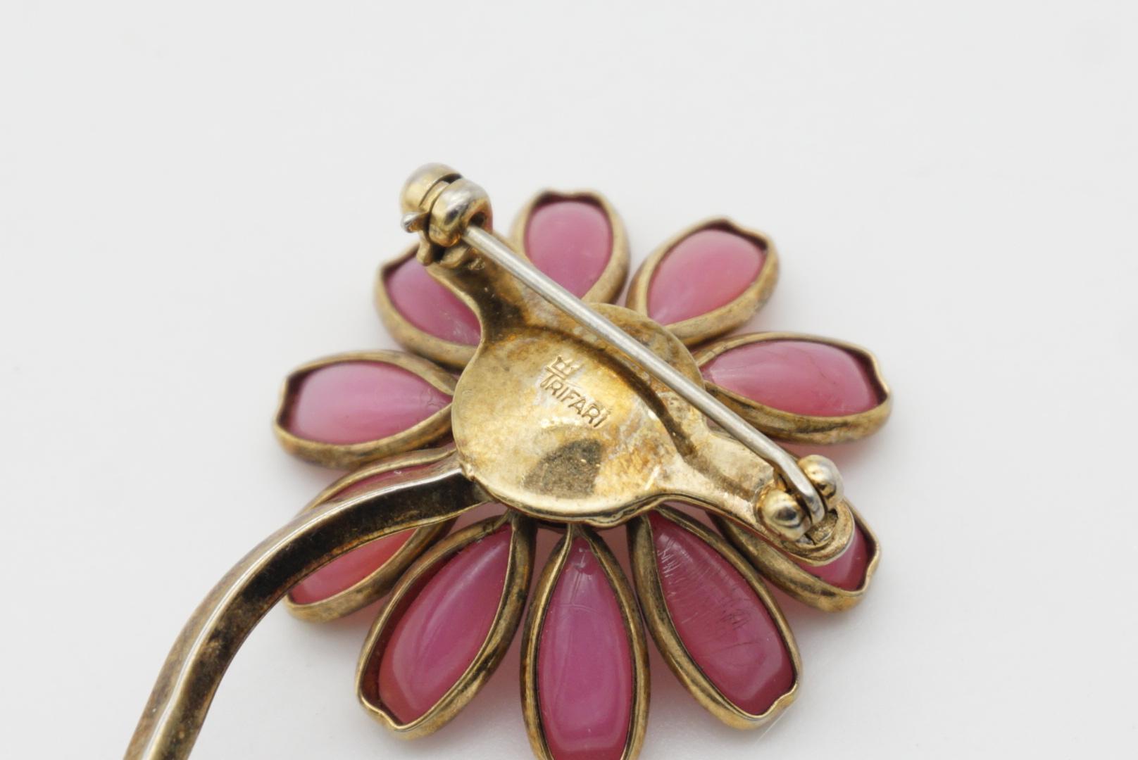 Corona Trifari 1950s Carino fiore rosa pallido margherita vetro smalto oro spilla retrò in vendita 5