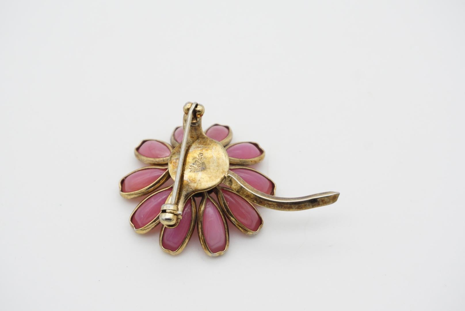 Corona Trifari 1950s Carino fiore rosa pallido margherita vetro smalto oro spilla retrò in vendita 6