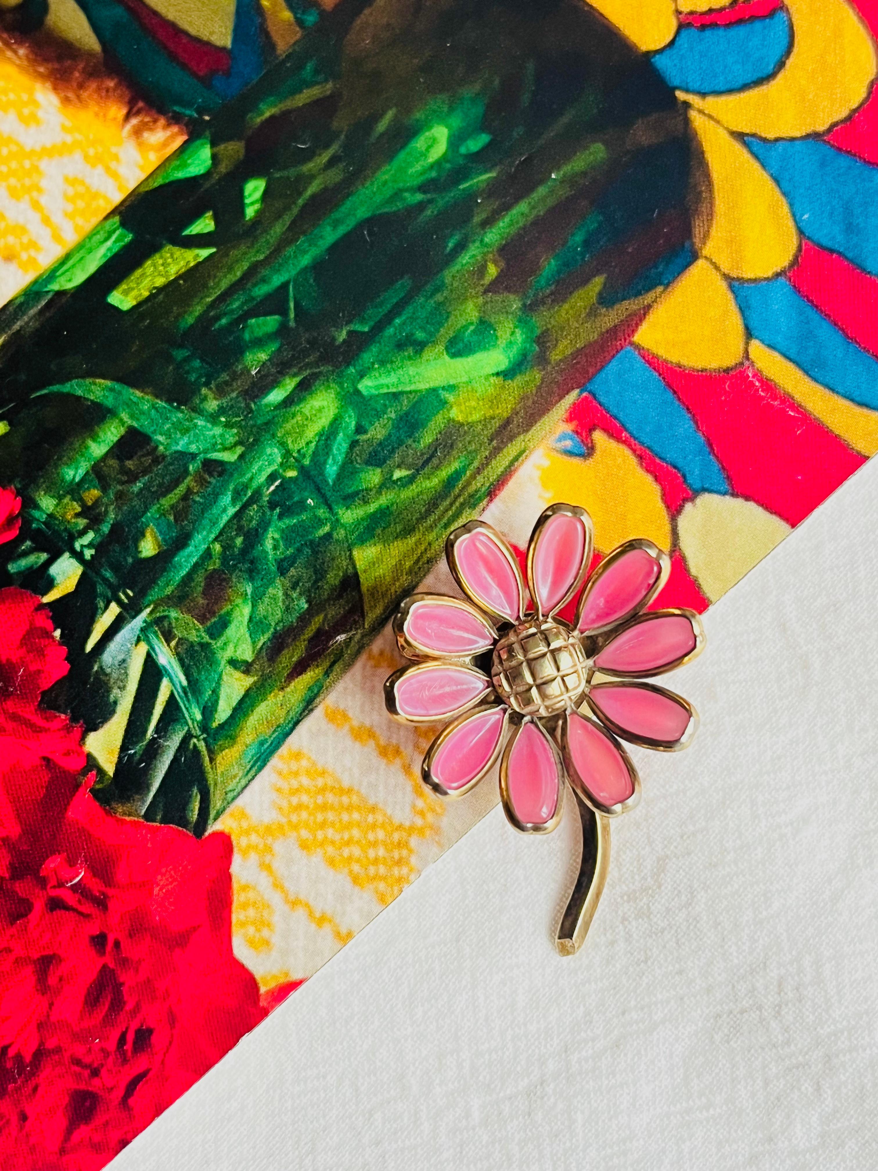 Art Déco Corona Trifari 1950s Carino fiore rosa pallido margherita vetro smalto oro spilla retrò in vendita