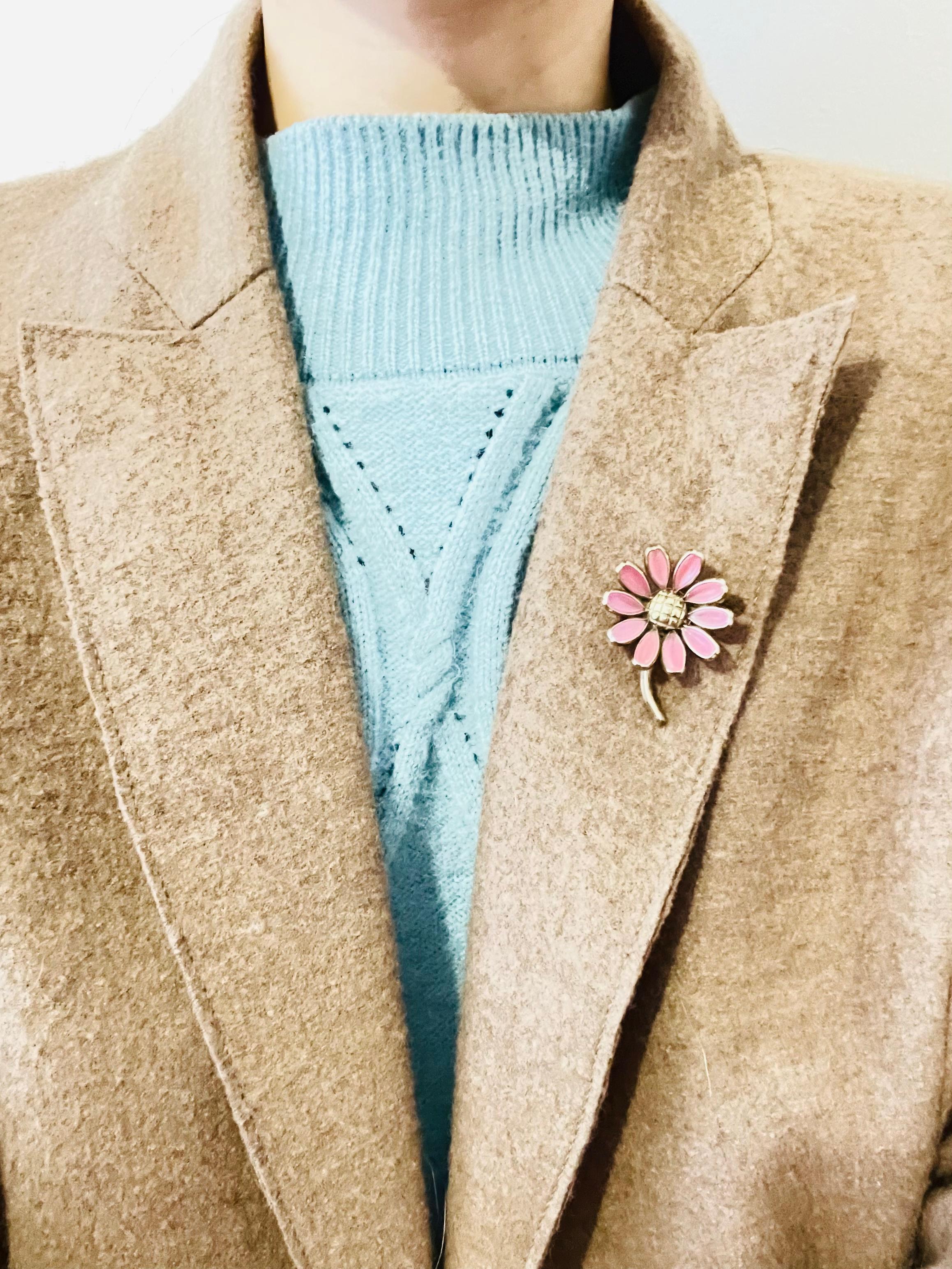 Donna Corona Trifari 1950s Carino fiore rosa pallido margherita vetro smalto oro spilla retrò in vendita
