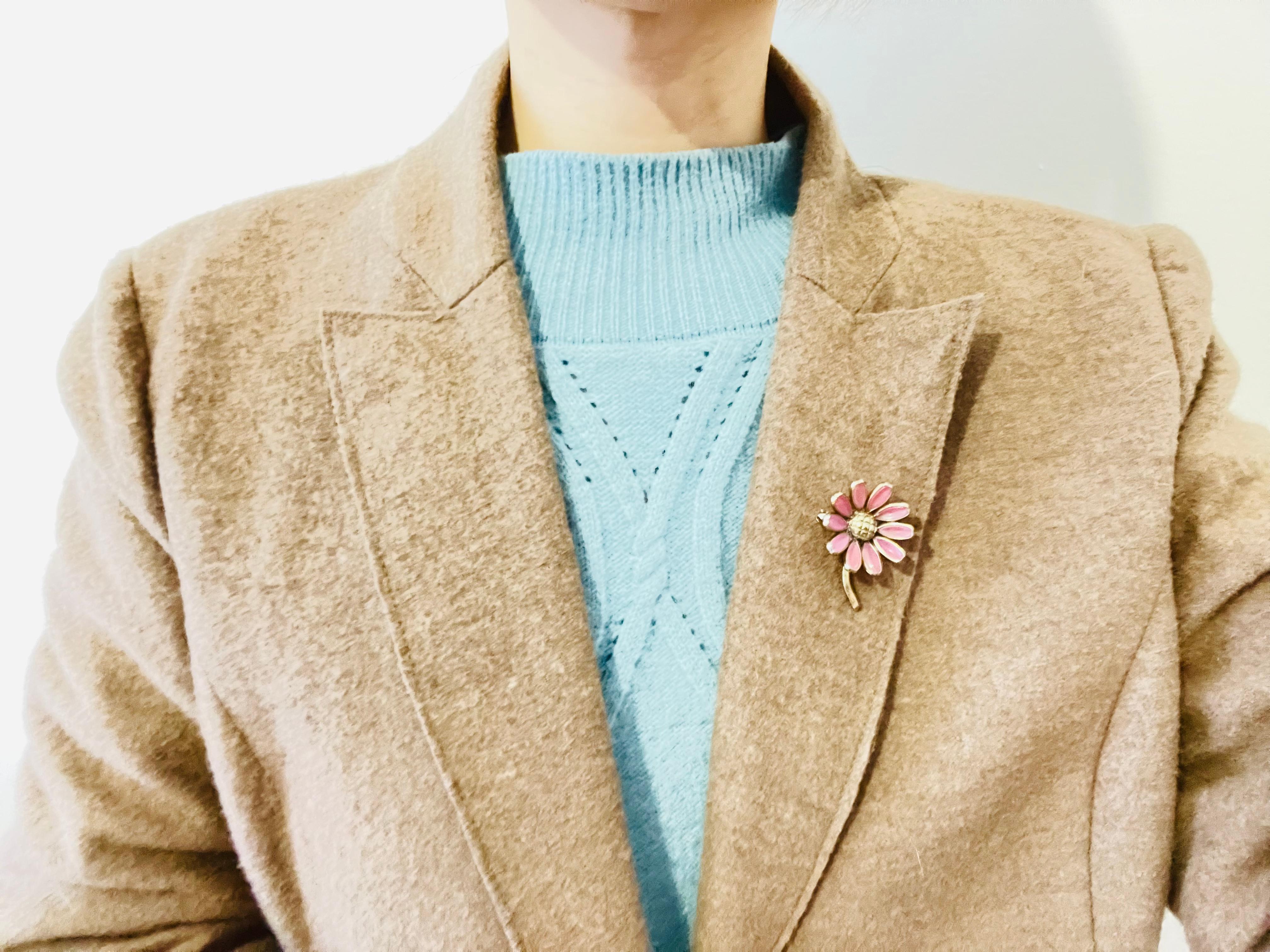 Corona Trifari 1950s Carino fiore rosa pallido margherita vetro smalto oro spilla retrò in vendita 1