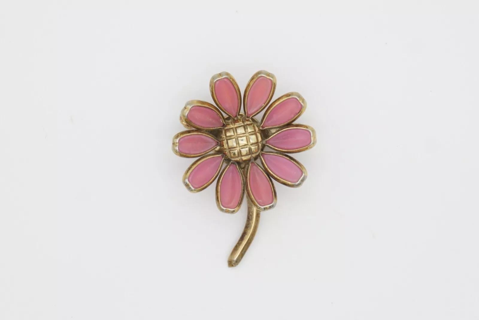 Corona Trifari 1950s Carino fiore rosa pallido margherita vetro smalto oro spilla retrò in vendita 2